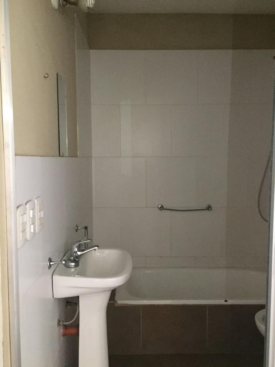 V.Ballester. Excelente dpto 2 ambientes, dormitorio con placard, cocina-comedor, baño y living. Garage cubierto, y pileta de natacion — foto 7