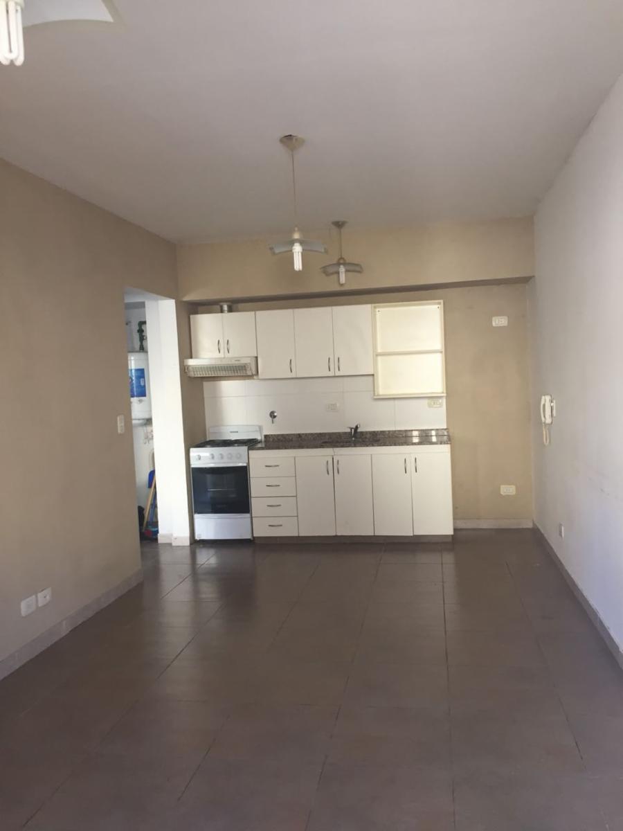 V.Ballester. Excelente dpto 2 ambientes, dormitorio con placard, cocina-comedor, baño y living. Garage cubierto, y pileta de natacion — foto 8