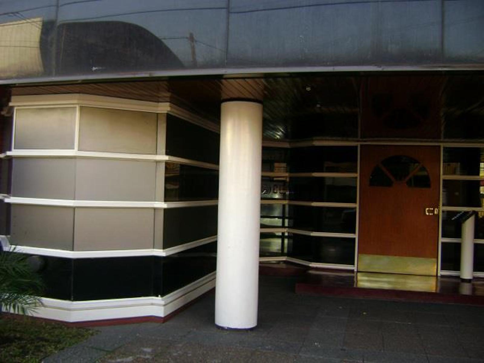 V.Ballester. Oficina de 50m2, con dos salas de reuniones, sala de espera, cocina, y baño. Excelente ubicacion - 1