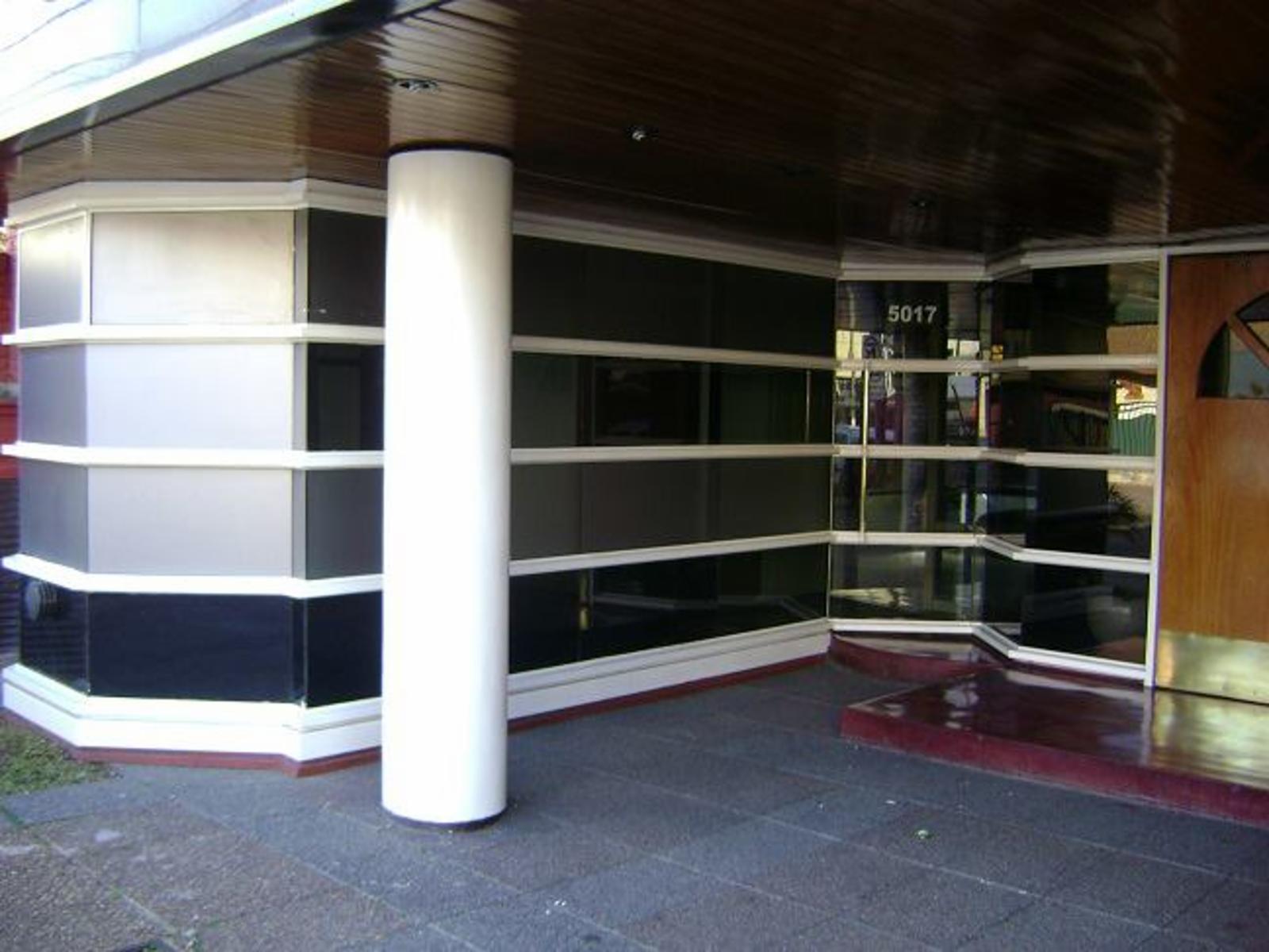 V.Ballester. Oficina de 50m2, con dos salas de reuniones, sala de espera, cocina, y baño. Excelente ubicacion - 2