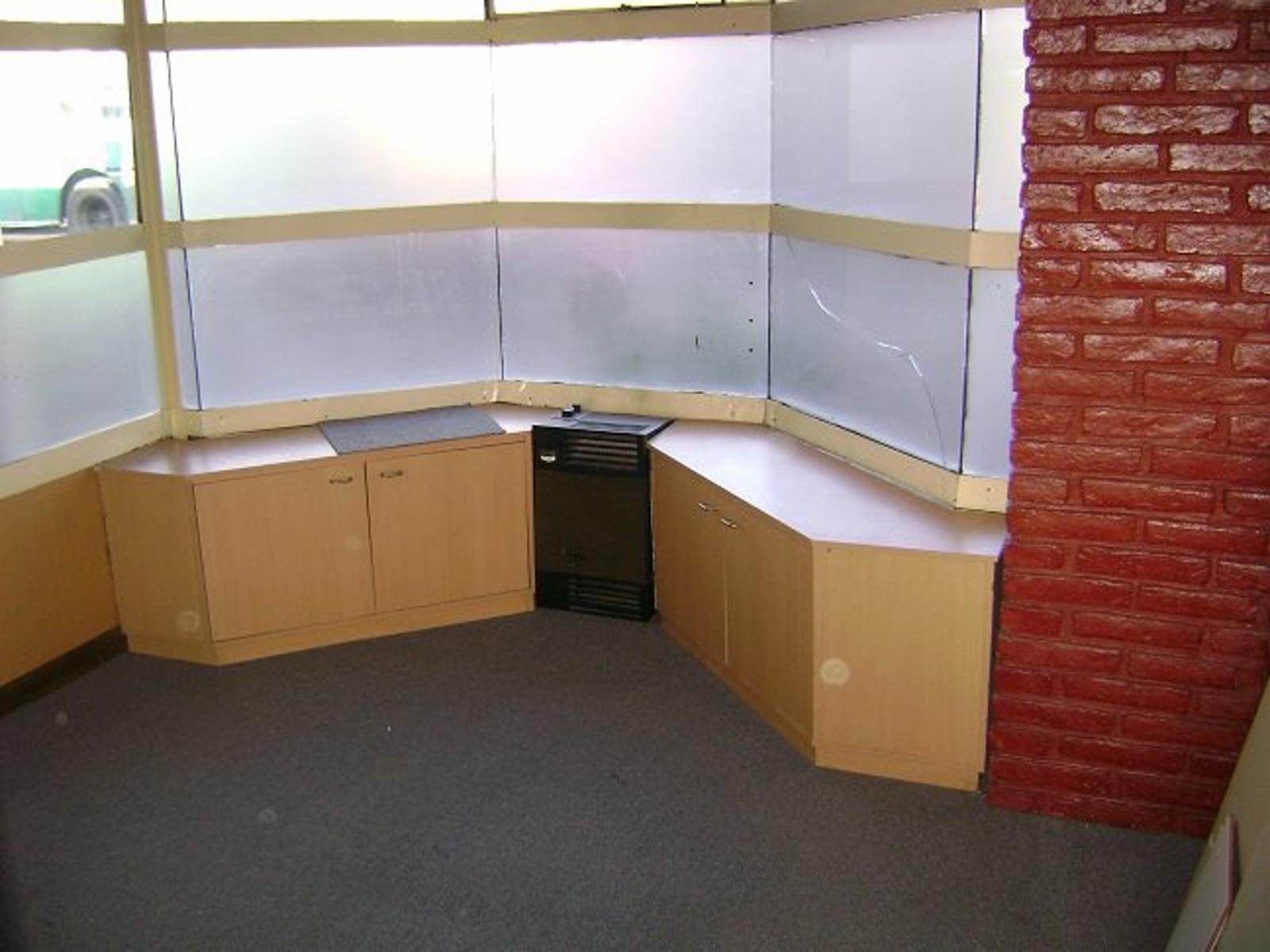 V.Ballester. Oficina de 50m2, con dos salas de reuniones, sala de espera, cocina, y baño. Excelente ubicacion - 3