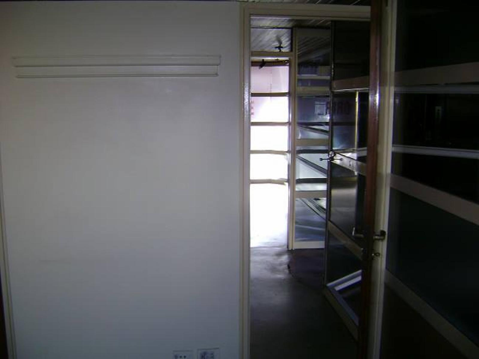 V.Ballester. Oficina de 50m2, con dos salas de reuniones, sala de espera, cocina, y baño. Excelente ubicacion - 4