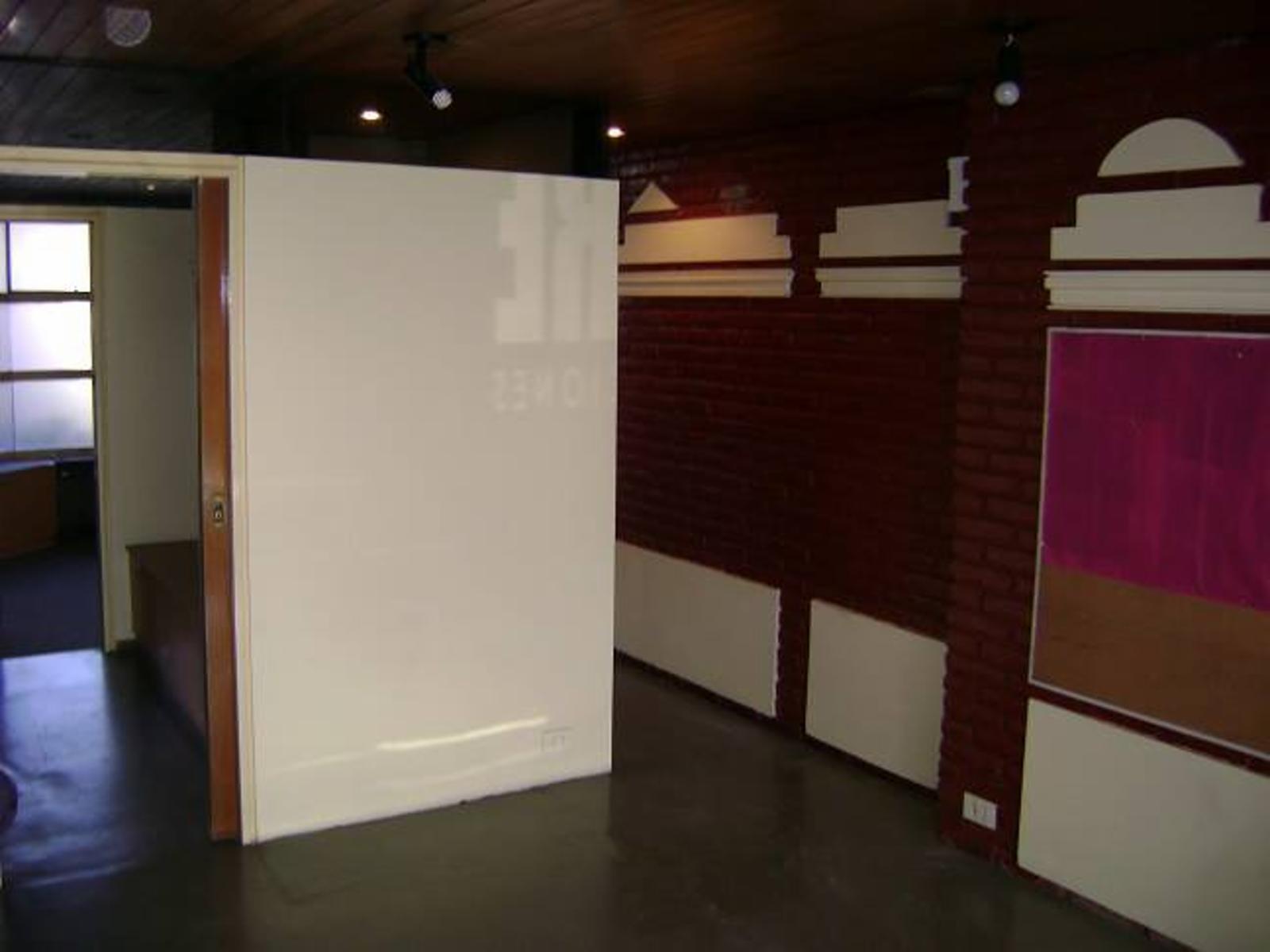 V.Ballester. Oficina de 50m2, con dos salas de reuniones, sala de espera, cocina, y baño. Excelente ubicacion - 7