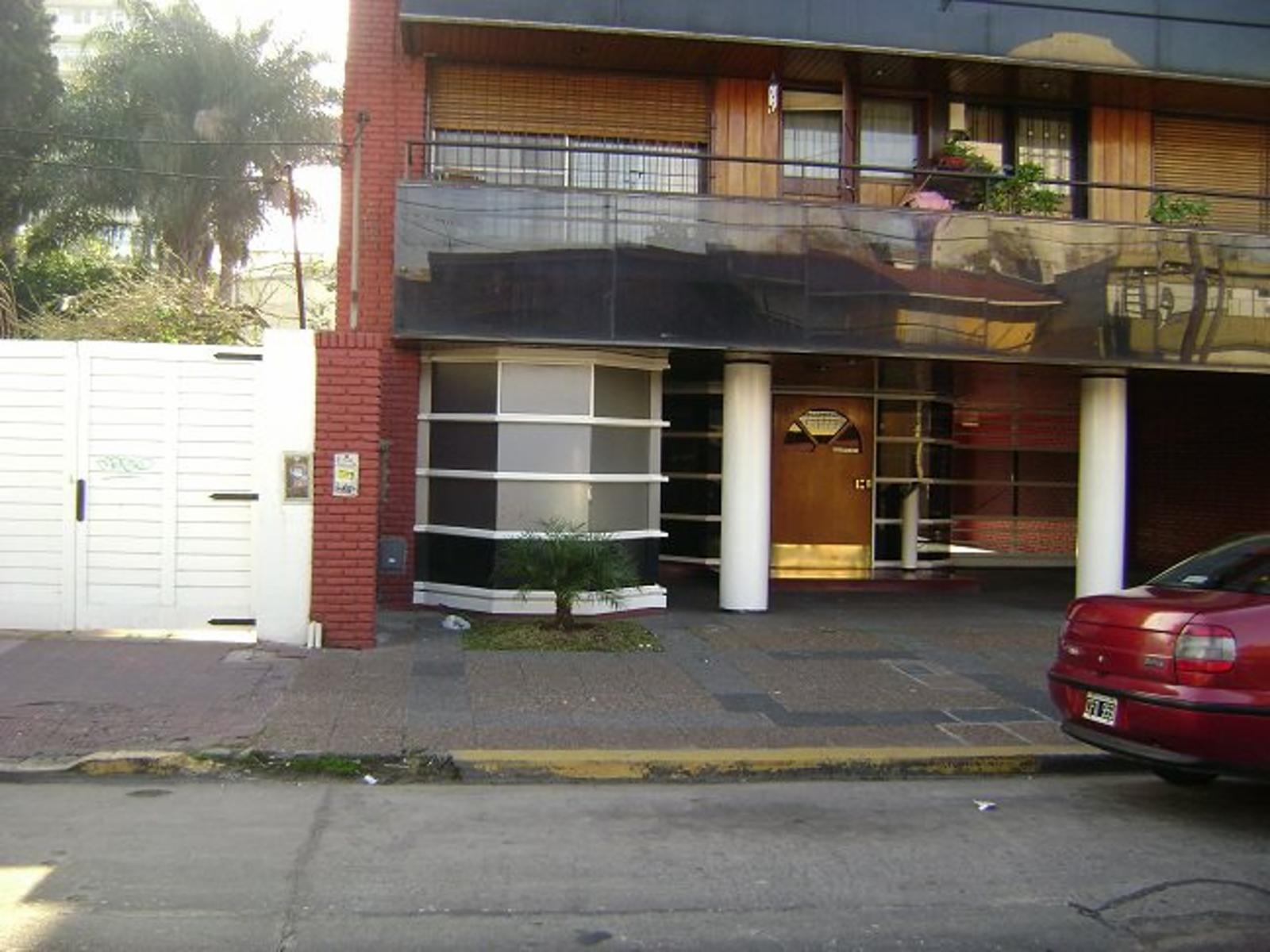 V.Ballester. Oficina de 50m2, con dos salas de reuniones, sala de espera, cocina, y baño. Excelente ubicacion - 8