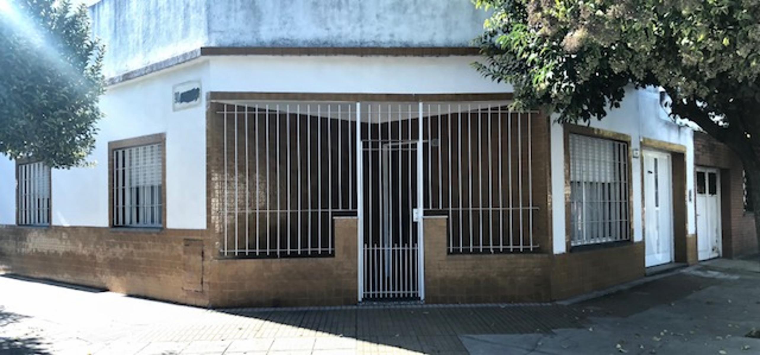 V.Ballester. Excelente casa 3 ambientes, 2 dormitorios, cocina-comedor, living, baño, lavadero, patio, terraza, cochera .Impecable estado lista para habitar. Apta para construir en planta alta