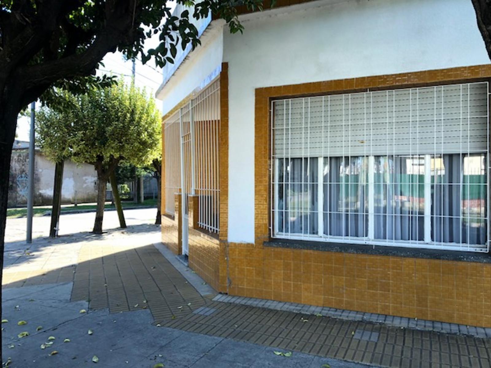 V.Ballester. Excelente casa 3 ambientes, 2 dormitorios, cocina-comedor, living, baño, lavadero, patio, terraza, cochera .Impecable estado lista para habitar. Apta para construir en planta alta — foto 2