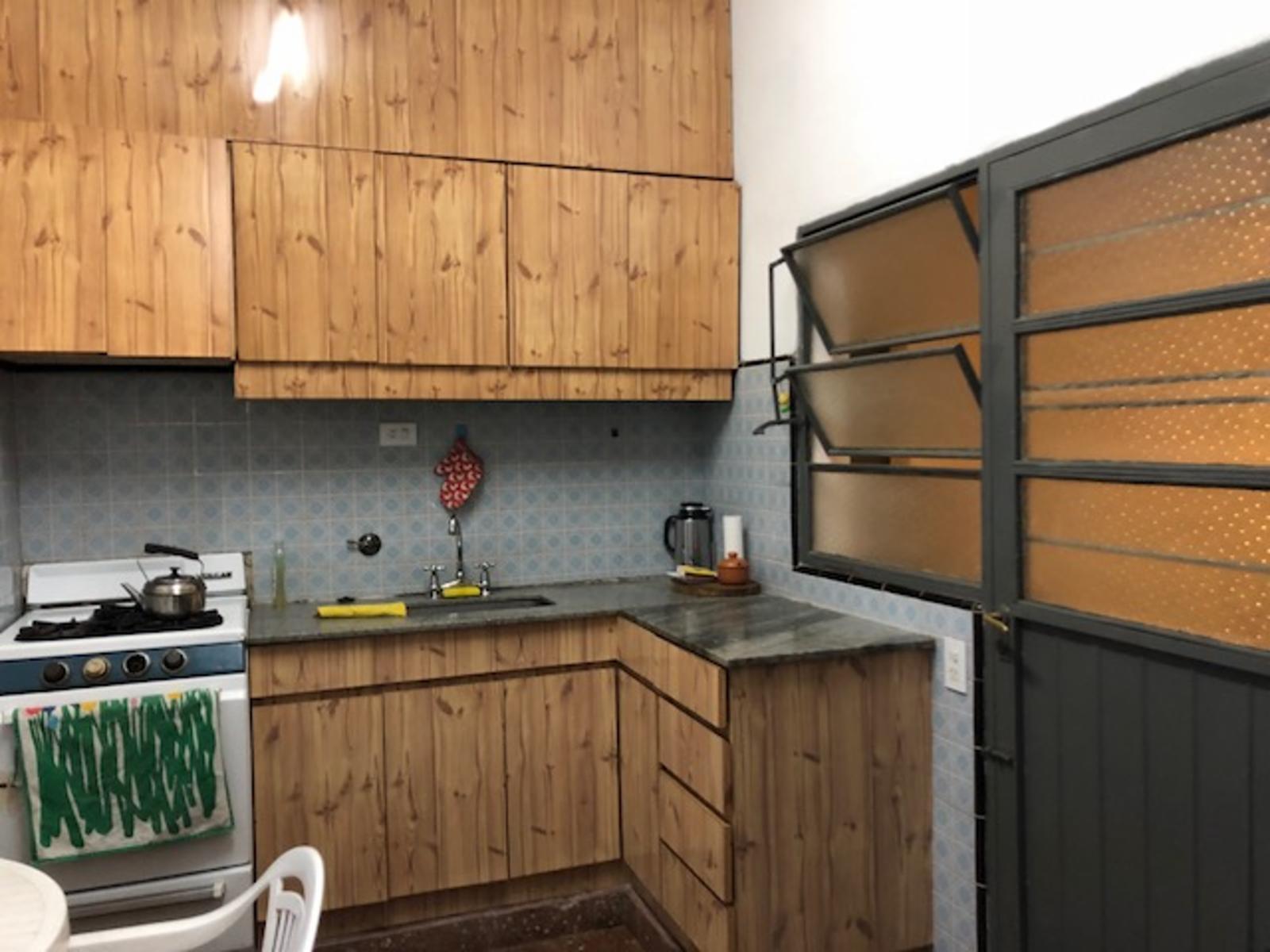V.Ballester. Excelente casa 3 ambientes, 2 dormitorios, cocina-comedor, living, baño, lavadero, patio, terraza, cochera .Impecable estado lista para habitar. Apta para construir en planta alta — foto 6