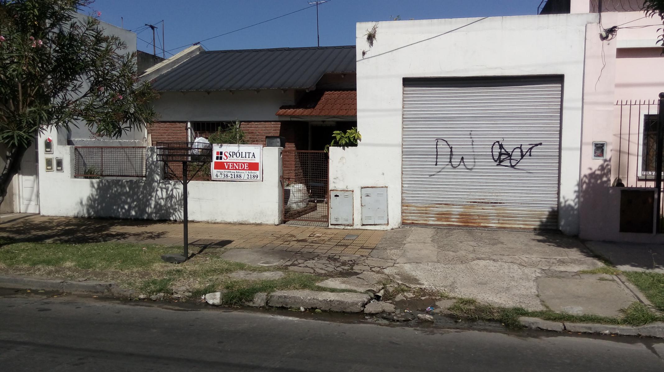 V.Ballester.1 de agosto y Vte Lopez. Casa 3 ambientes con cochera, 2 dormitorios cocina-comedor, baño, jardin al fte y fondo libre