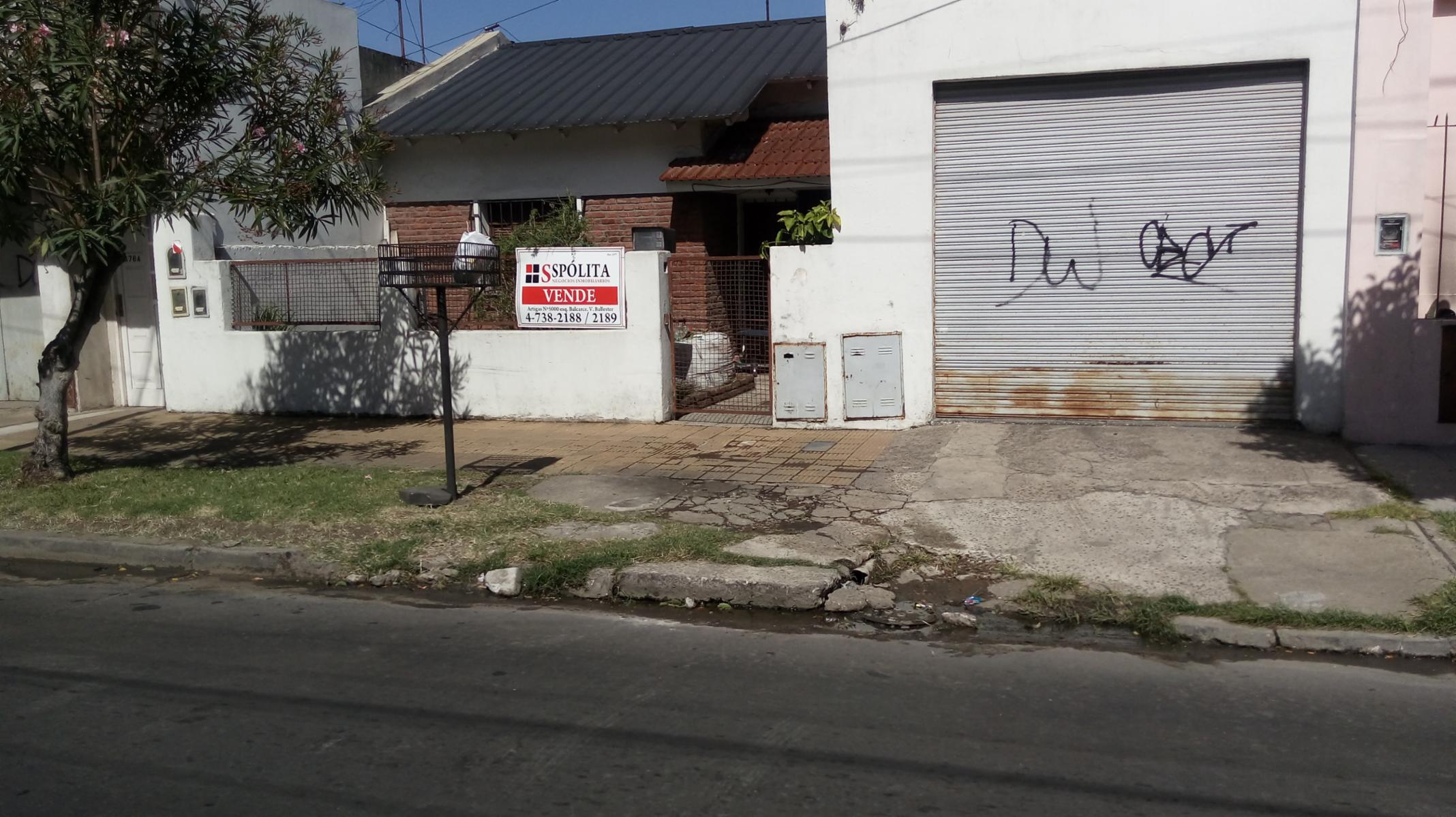 V.Ballester.1 de agosto y Vte Lopez. Casa 3 ambientes con cochera, 2 dormitorios cocina-comedor, baño, jardin al fte y fondo libre — foto 2
