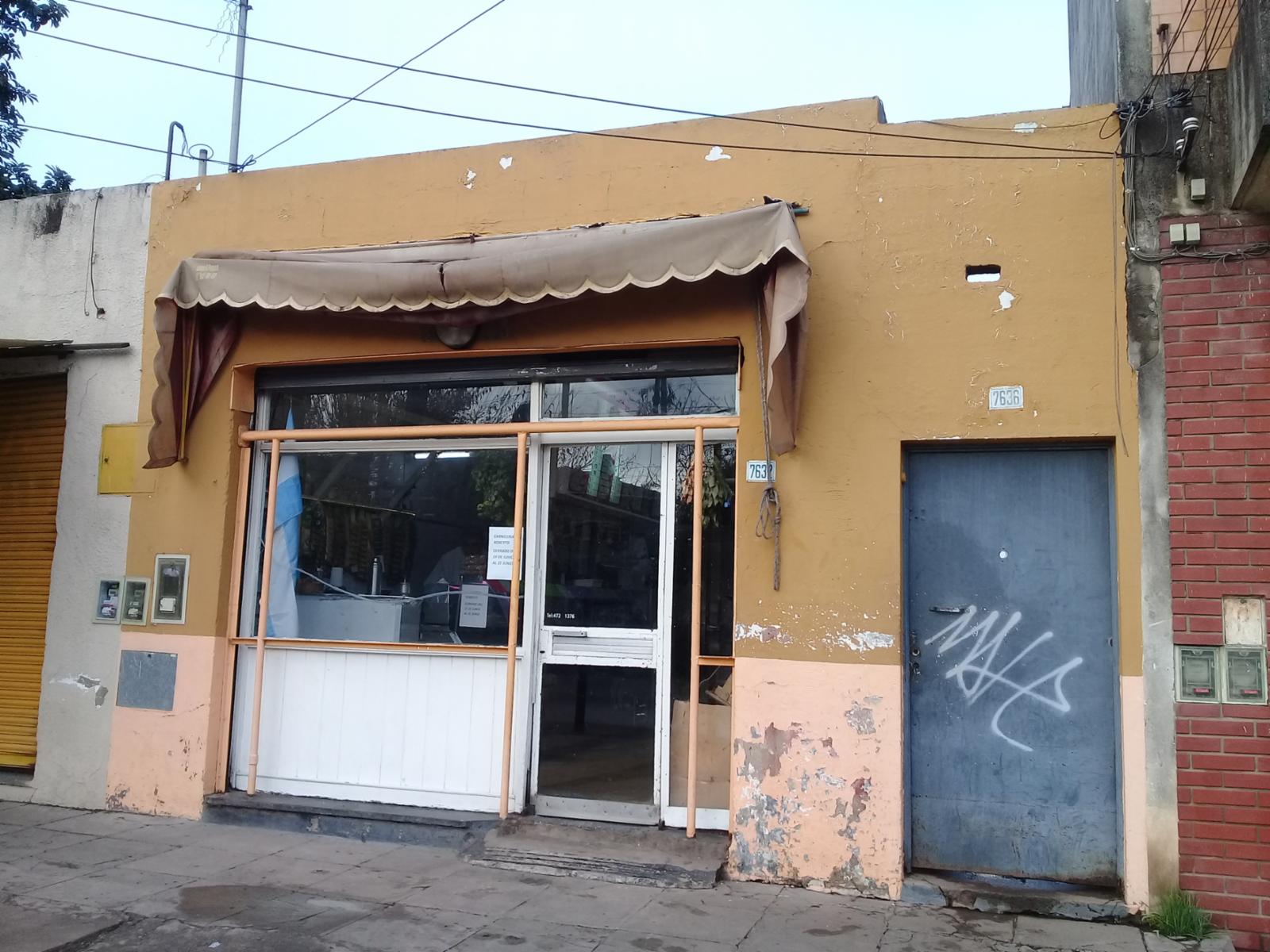 LOCAL SOBRE ARTIGAS CON PATIO