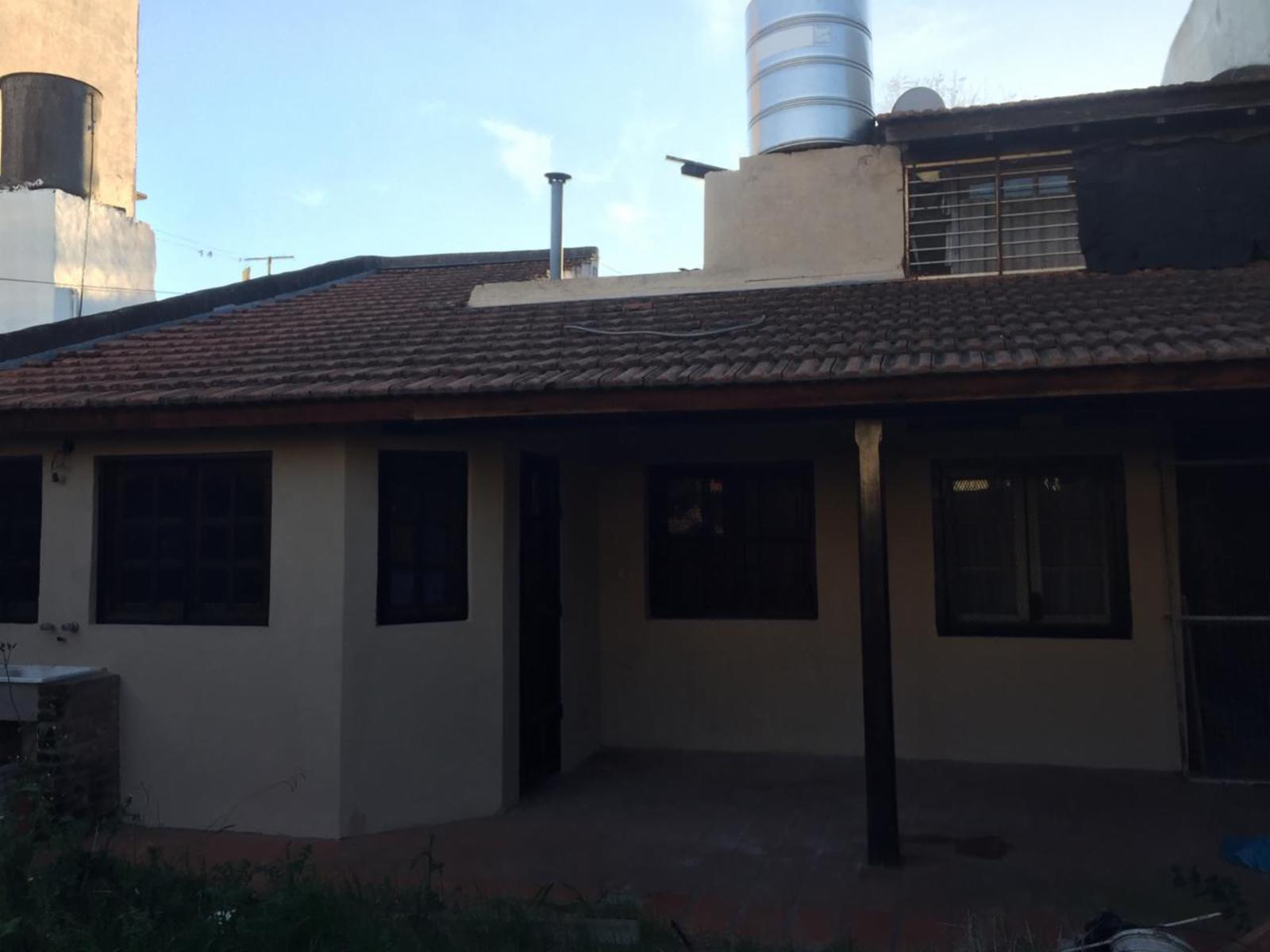 CASA EN LOTE PROPIO DE 3 AMB. CON JARDIN Y PATIO PROX. AV. MARQUEZ — foto 2