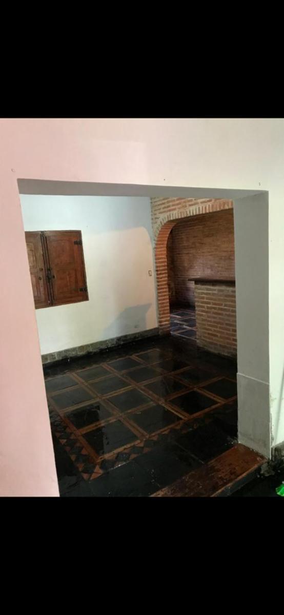 CASA EN LOTE PROPIO DE 3 AMB. CON JARDIN Y PATIO PROX. AV. MARQUEZ — foto 3