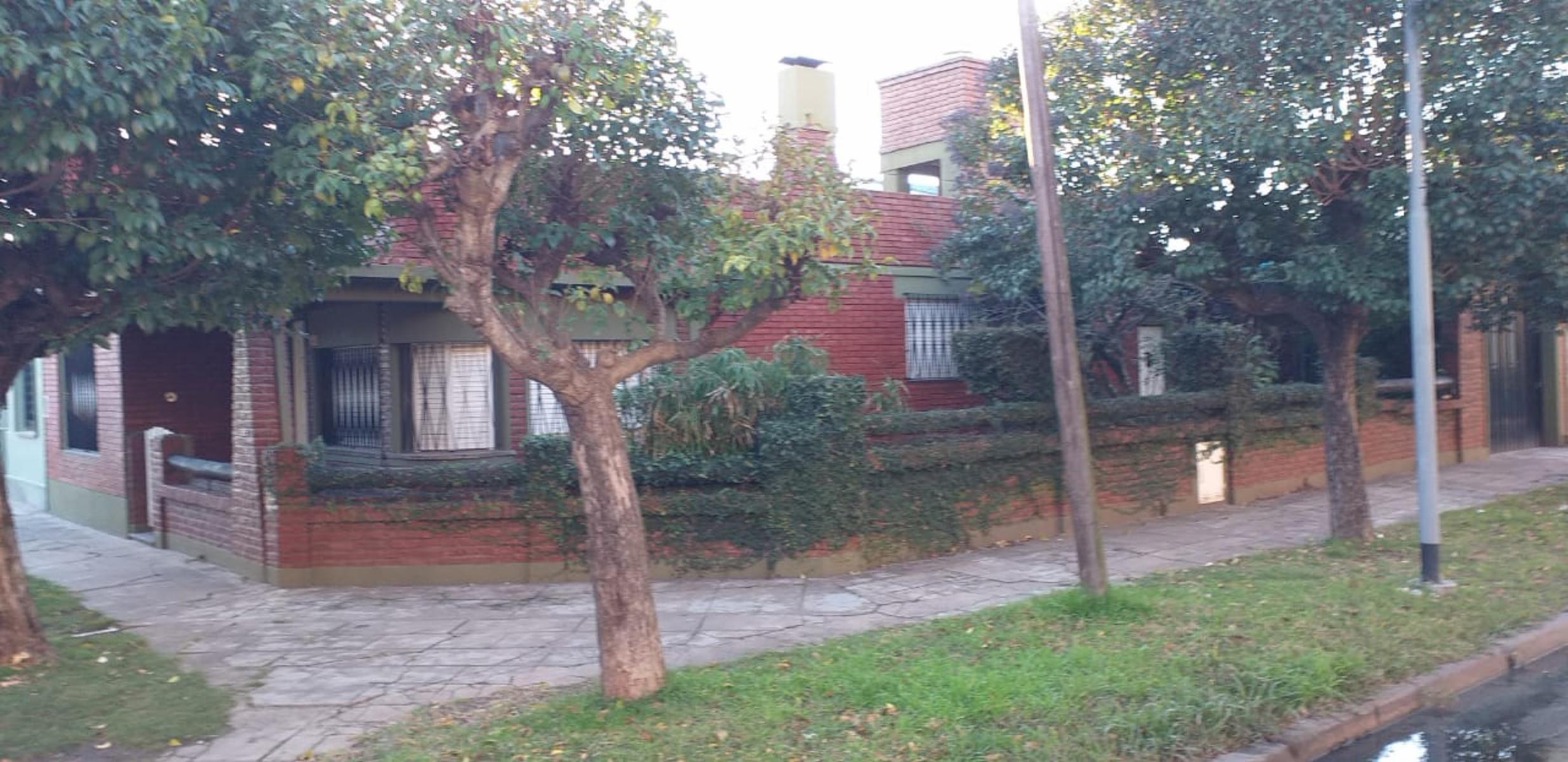 MUY BUENA CASA 4 AMB. EN ESQUINA, COCHERA, JARDIN, PATIO, GALERIA, GALPON, TERRAZA, EXCELENTE ESTADO Y UBICACION