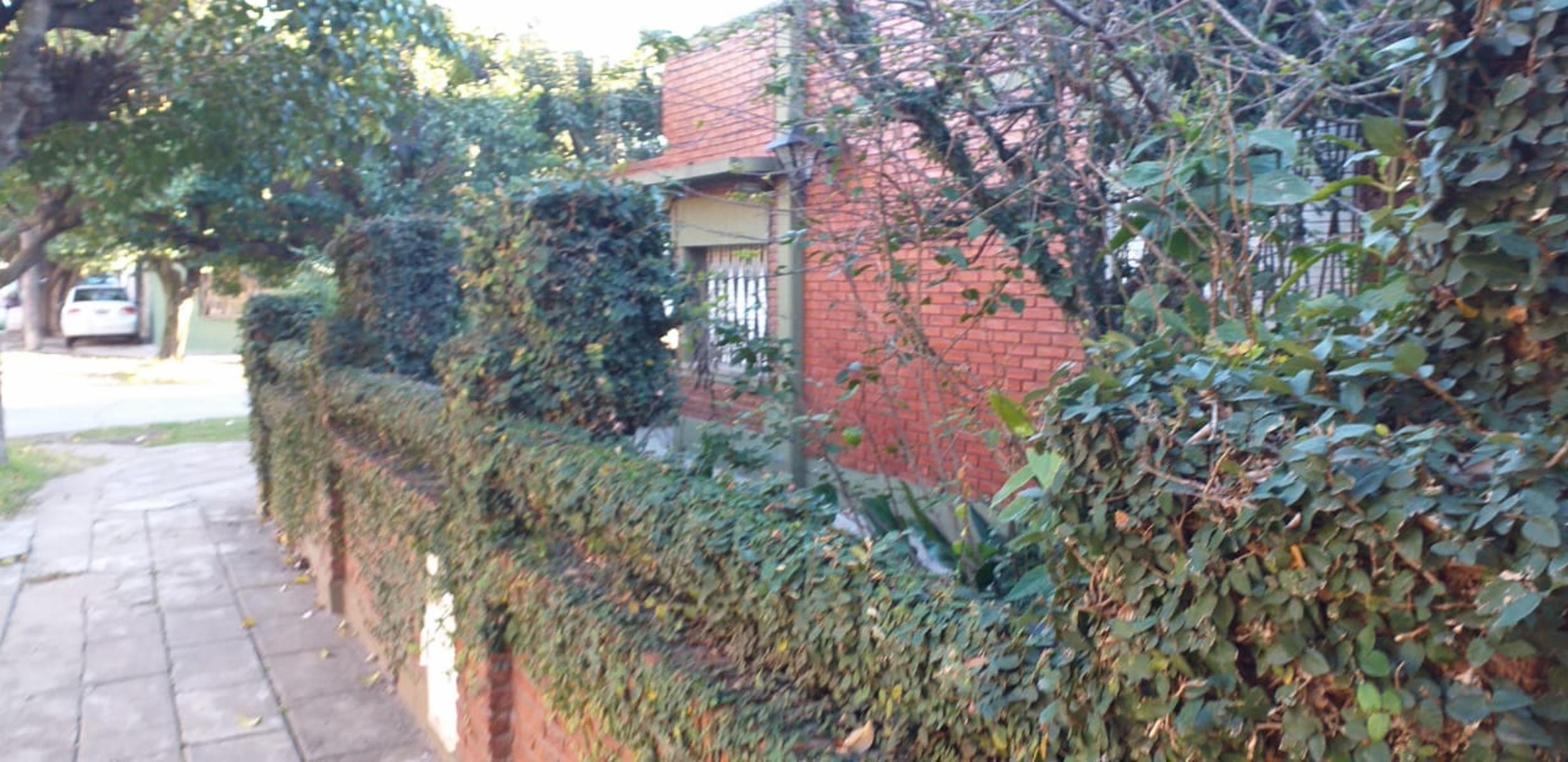 MUY BUENA CASA 4 AMB. EN ESQUINA, COCHERA, JARDIN, PATIO, GALERIA, GALPON, TERRAZA, EXCELENTE ESTADO Y UBICACION — foto 2