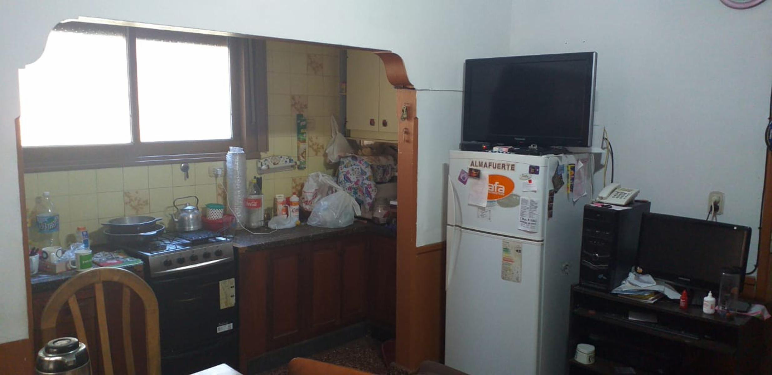 MUY BUENA CASA 4 AMB. EN ESQUINA, COCHERA, JARDIN, PATIO, GALERIA, GALPON, TERRAZA, EXCELENTE ESTADO Y UBICACION — foto 4
