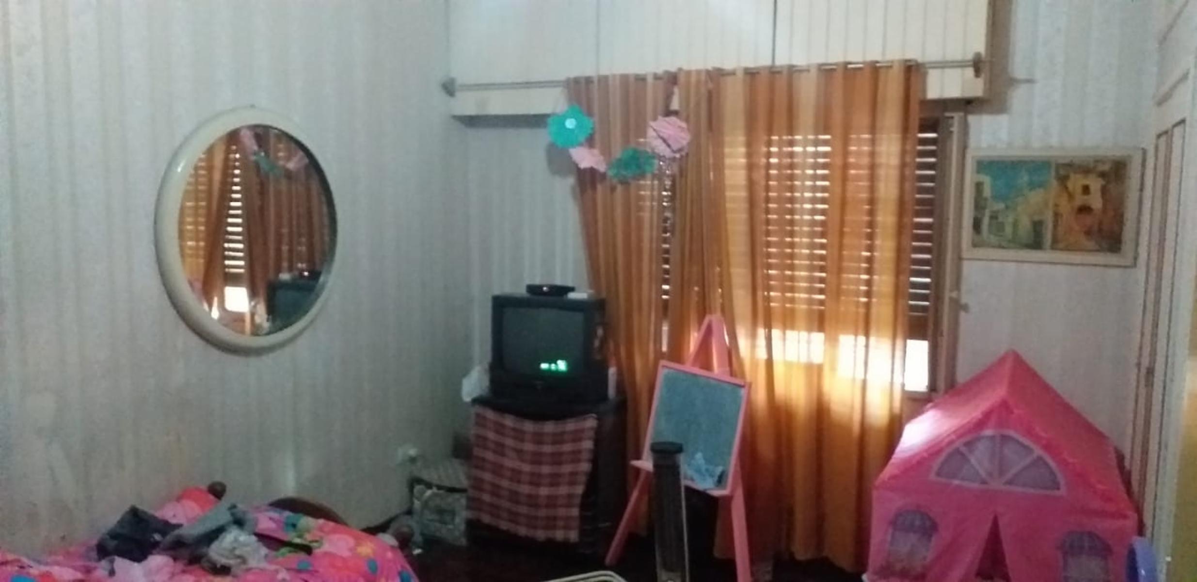 MUY BUENA CASA 4 AMB. EN ESQUINA, COCHERA, JARDIN, PATIO, GALERIA, GALPON, TERRAZA, EXCELENTE ESTADO Y UBICACION — foto 6