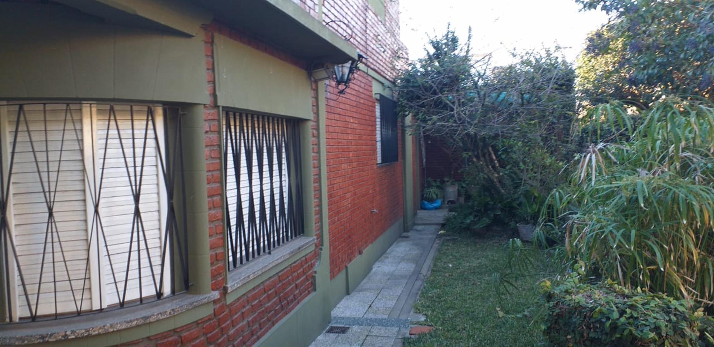 MUY BUENA CASA 4 AMB. EN ESQUINA, COCHERA, JARDIN, PATIO, GALERIA, GALPON, TERRAZA, EXCELENTE ESTADO Y UBICACION — foto 9