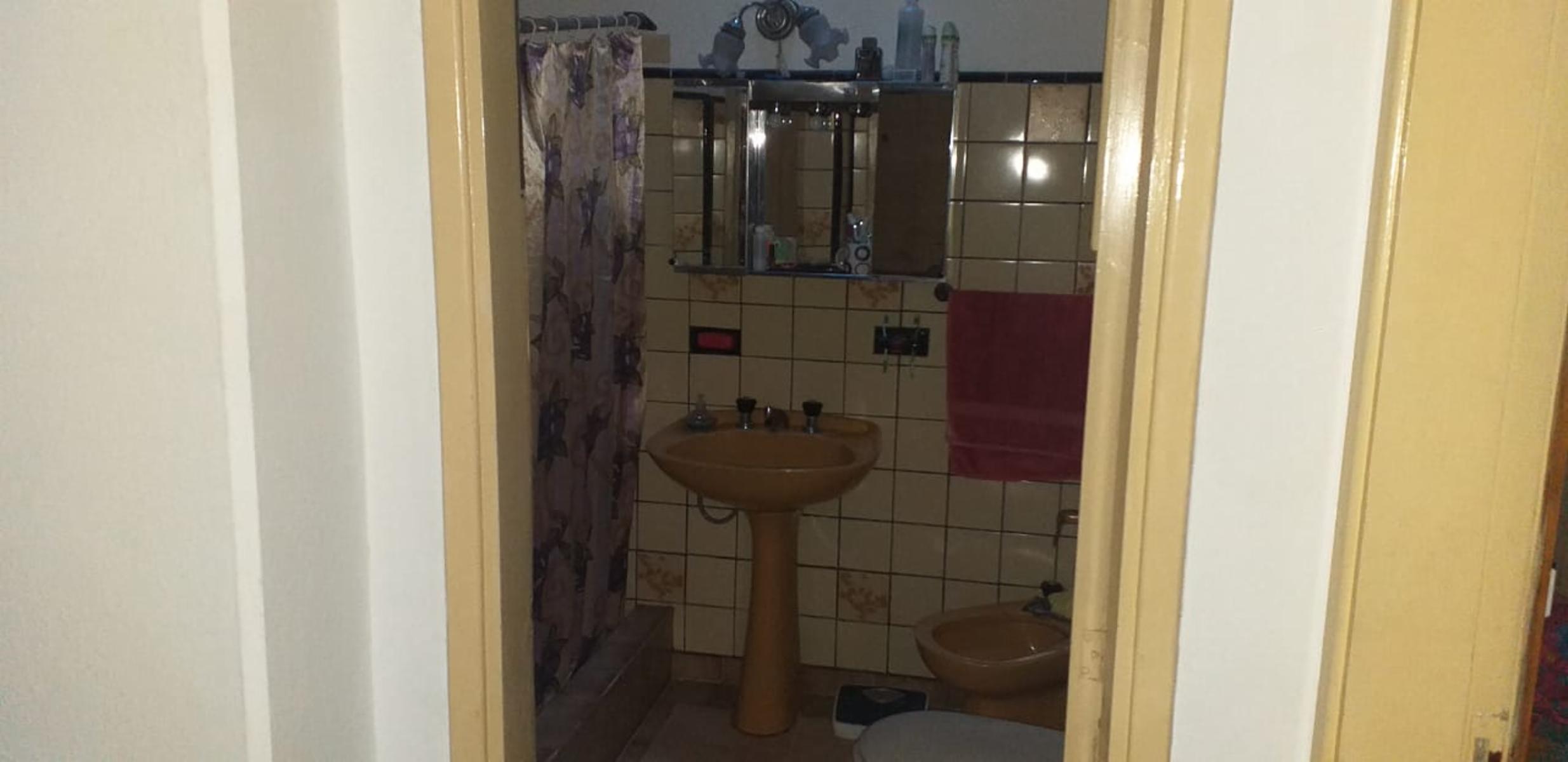 MUY BUENA CASA 4 AMB. EN ESQUINA, COCHERA, JARDIN, PATIO, GALERIA, GALPON, TERRAZA, EXCELENTE ESTADO Y UBICACION — foto 10