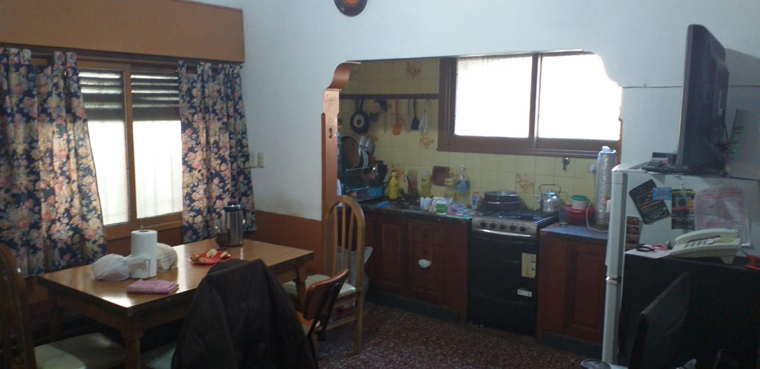 MUY BUENA CASA 4 AMB. EN ESQUINA, COCHERA, JARDIN, PATIO, GALERIA, GALPON, TERRAZA, EXCELENTE ESTADO Y UBICACION — foto 11