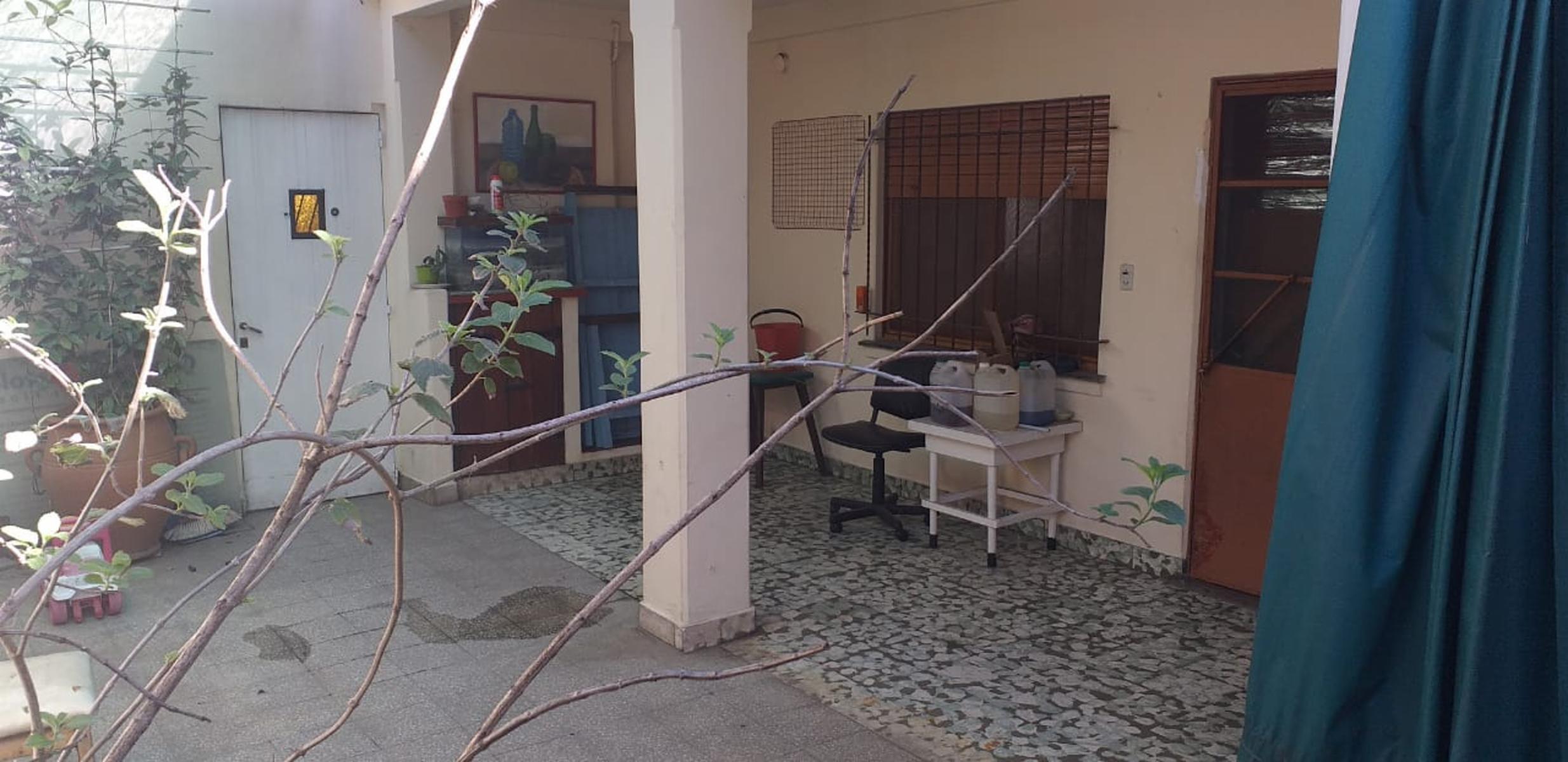 MUY BUENA CASA 4 AMB. EN ESQUINA, COCHERA, JARDIN, PATIO, GALERIA, GALPON, TERRAZA, EXCELENTE ESTADO Y UBICACION — foto 12