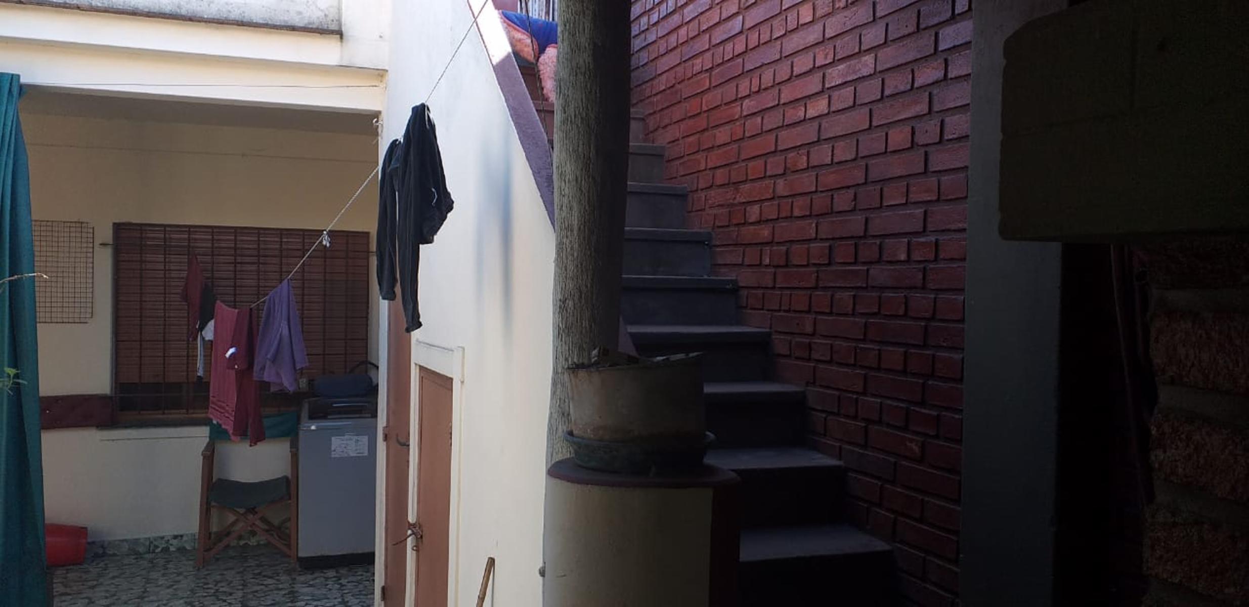 MUY BUENA CASA 4 AMB. EN ESQUINA, COCHERA, JARDIN, PATIO, GALERIA, GALPON, TERRAZA, EXCELENTE ESTADO Y UBICACION — foto 13