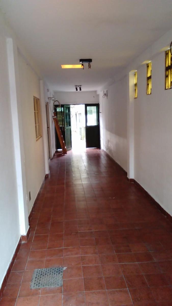 EXCELENTE CASA 3 AMBIENTES AMPLIOS, MAS DEPTO 2 AMB. APTO 2 FAMILIAS, ENTRADA DE AUTO PASANTE, GARAGE, PATIO CON LAVADERO Y PARRILLA FONDO LIBRE, TERRAZA — foto 2