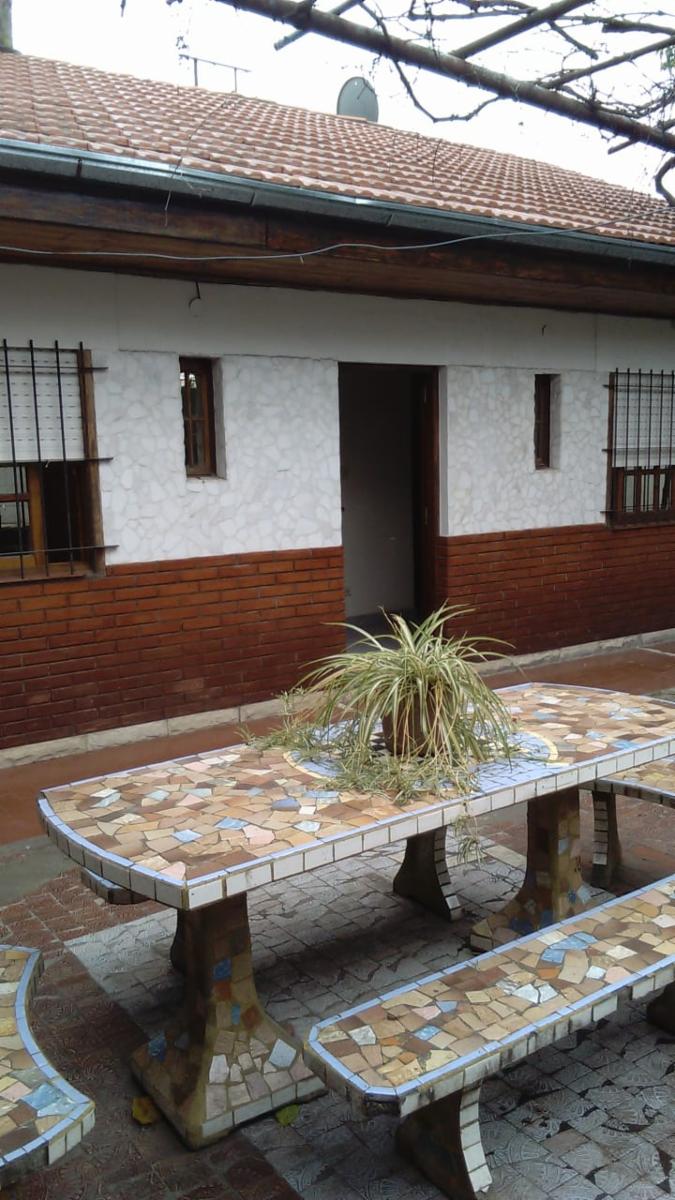 EXCELENTE CASA 3 AMBIENTES AMPLIOS, MAS DEPTO 2 AMB. APTO 2 FAMILIAS, ENTRADA DE AUTO PASANTE, GARAGE, PATIO CON LAVADERO Y PARRILLA FONDO LIBRE, TERRAZA — foto 3