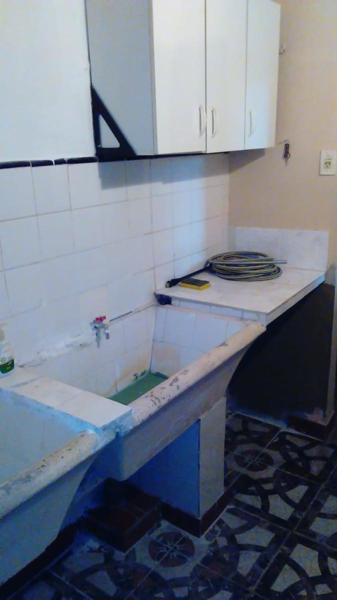EXCELENTE CASA 3 AMBIENTES AMPLIOS, MAS DEPTO 2 AMB. APTO 2 FAMILIAS, ENTRADA DE AUTO PASANTE, GARAGE, PATIO CON LAVADERO Y PARRILLA FONDO LIBRE, TERRAZA — foto 4