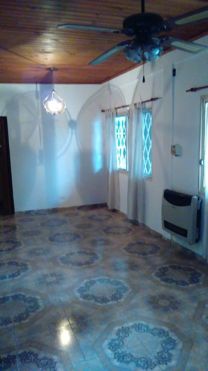 EXCELENTE CASA 3 AMBIENTES AMPLIOS, MAS DEPTO 2 AMB. APTO 2 FAMILIAS, ENTRADA DE AUTO PASANTE, GARAGE, PATIO CON LAVADERO Y PARRILLA FONDO LIBRE, TERRAZA — foto 6