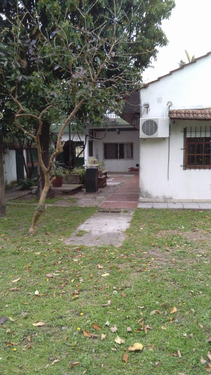 EXCELENTE CASA 3 AMBIENTES AMPLIOS, MAS DEPTO 2 AMB. APTO 2 FAMILIAS, ENTRADA DE AUTO PASANTE, GARAGE, PATIO CON LAVADERO Y PARRILLA FONDO LIBRE, TERRAZA — foto 7