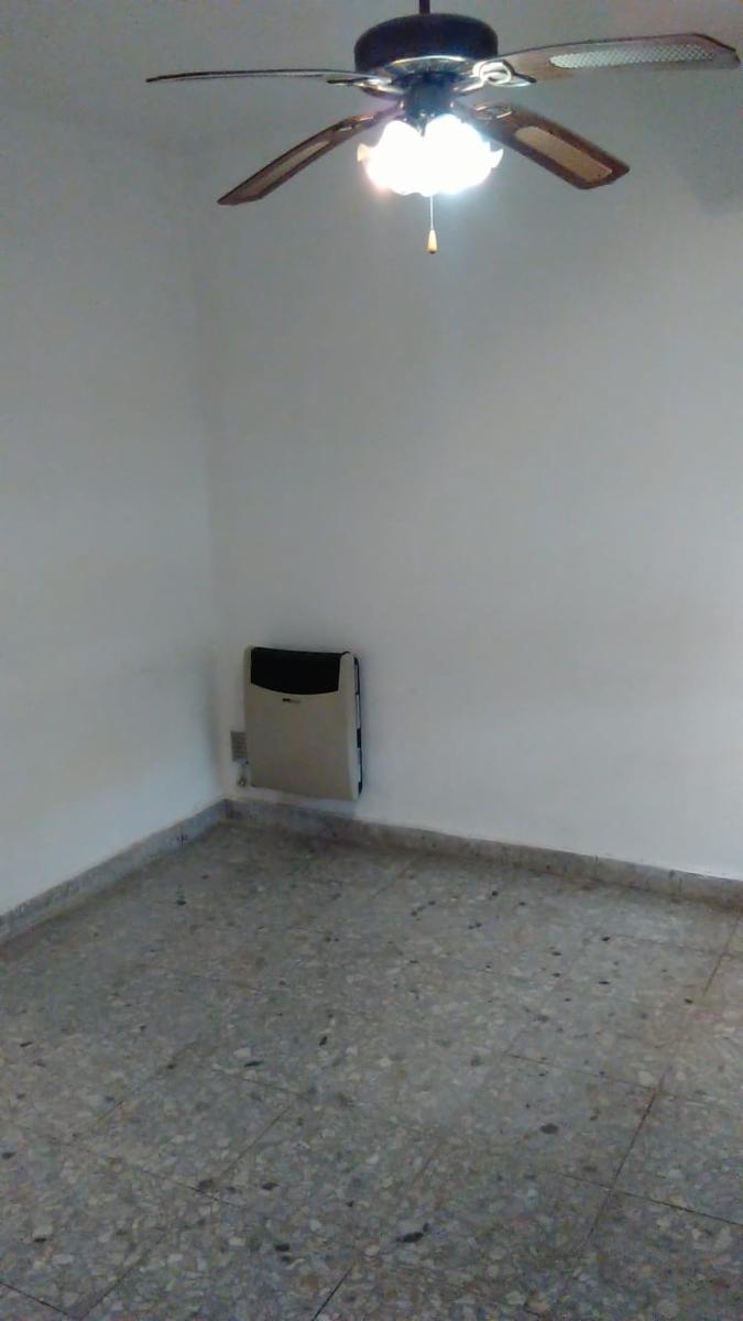 EXCELENTE CASA 3 AMBIENTES AMPLIOS, MAS DEPTO 2 AMB. APTO 2 FAMILIAS, ENTRADA DE AUTO PASANTE, GARAGE, PATIO CON LAVADERO Y PARRILLA FONDO LIBRE, TERRAZA — foto 10