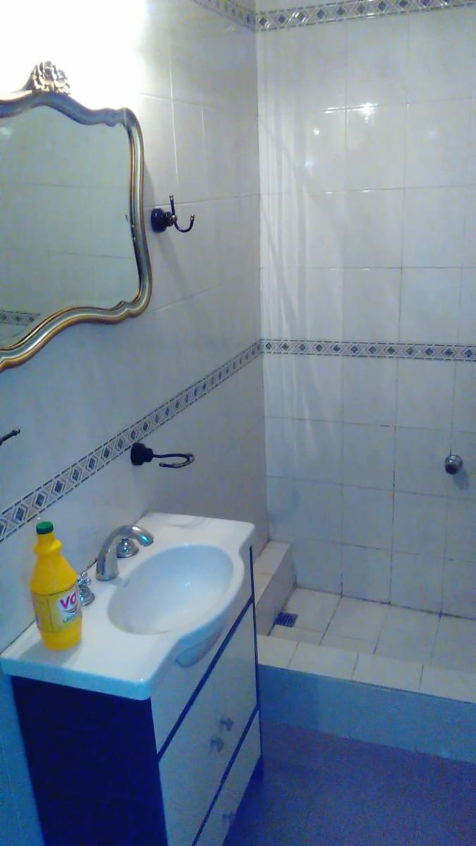 EXCELENTE CASA 3 AMBIENTES AMPLIOS, MAS DEPTO 2 AMB. APTO 2 FAMILIAS, ENTRADA DE AUTO PASANTE, GARAGE, PATIO CON LAVADERO Y PARRILLA FONDO LIBRE, TERRAZA — foto 11