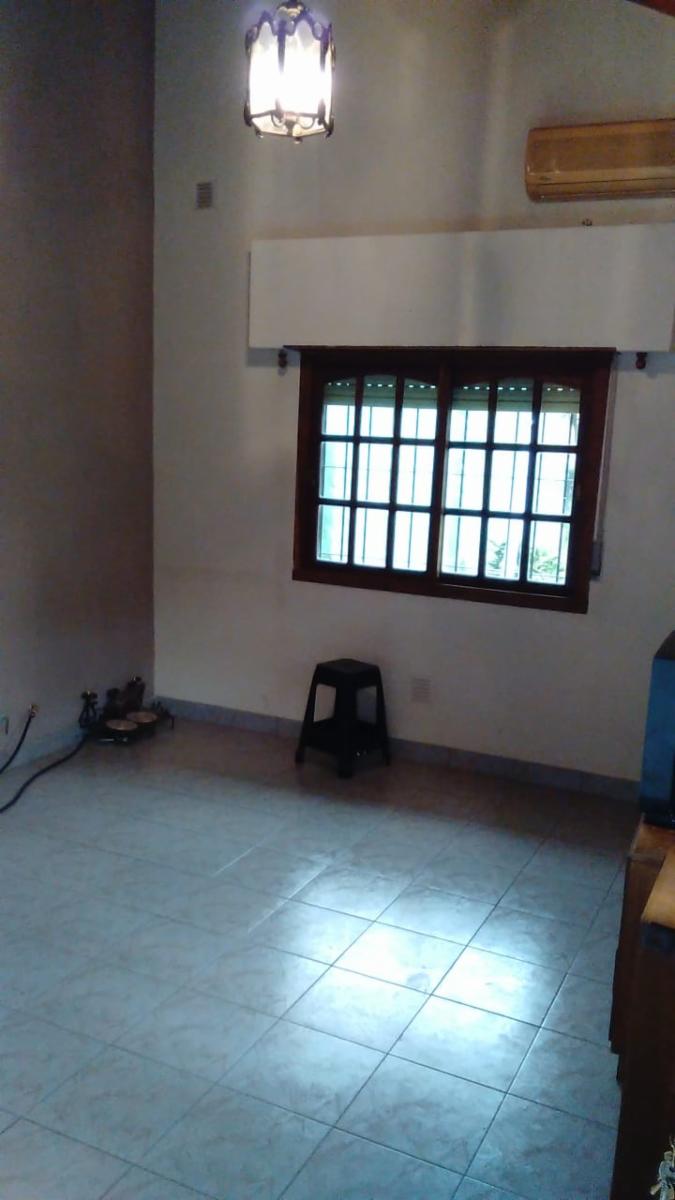 EXCELENTE CASA 3 AMBIENTES AMPLIOS, MAS DEPTO 2 AMB. APTO 2 FAMILIAS, ENTRADA DE AUTO PASANTE, GARAGE, PATIO CON LAVADERO Y PARRILLA FONDO LIBRE, TERRAZA — foto 12
