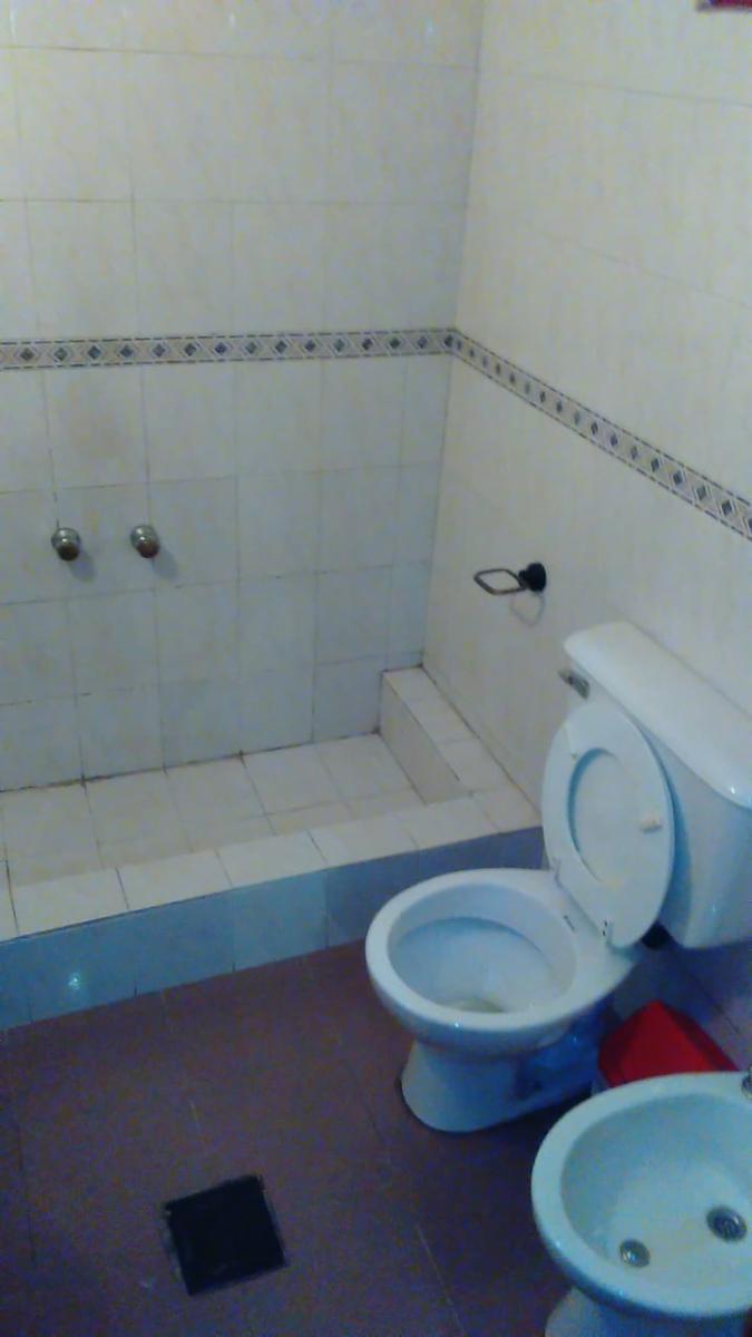 EXCELENTE CASA 3 AMBIENTES AMPLIOS, MAS DEPTO 2 AMB. APTO 2 FAMILIAS, ENTRADA DE AUTO PASANTE, GARAGE, PATIO CON LAVADERO Y PARRILLA FONDO LIBRE, TERRAZA — foto 13