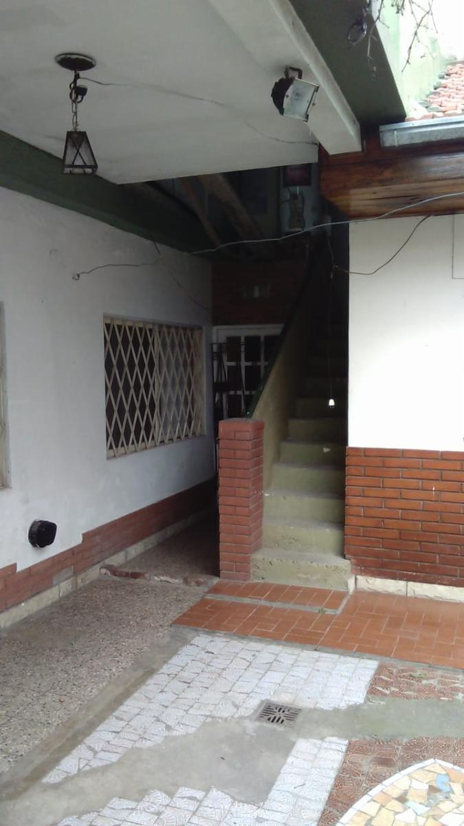 EXCELENTE CASA 3 AMBIENTES AMPLIOS, MAS DEPTO 2 AMB. APTO 2 FAMILIAS, ENTRADA DE AUTO PASANTE, GARAGE, PATIO CON LAVADERO Y PARRILLA FONDO LIBRE, TERRAZA — foto 15