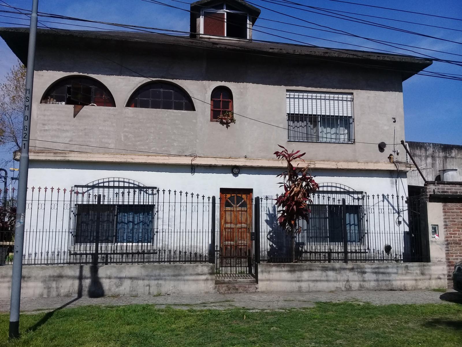 EXCELENTE CASA EN 2 PLANTAS ZONA CHILAVERT. — foto 2