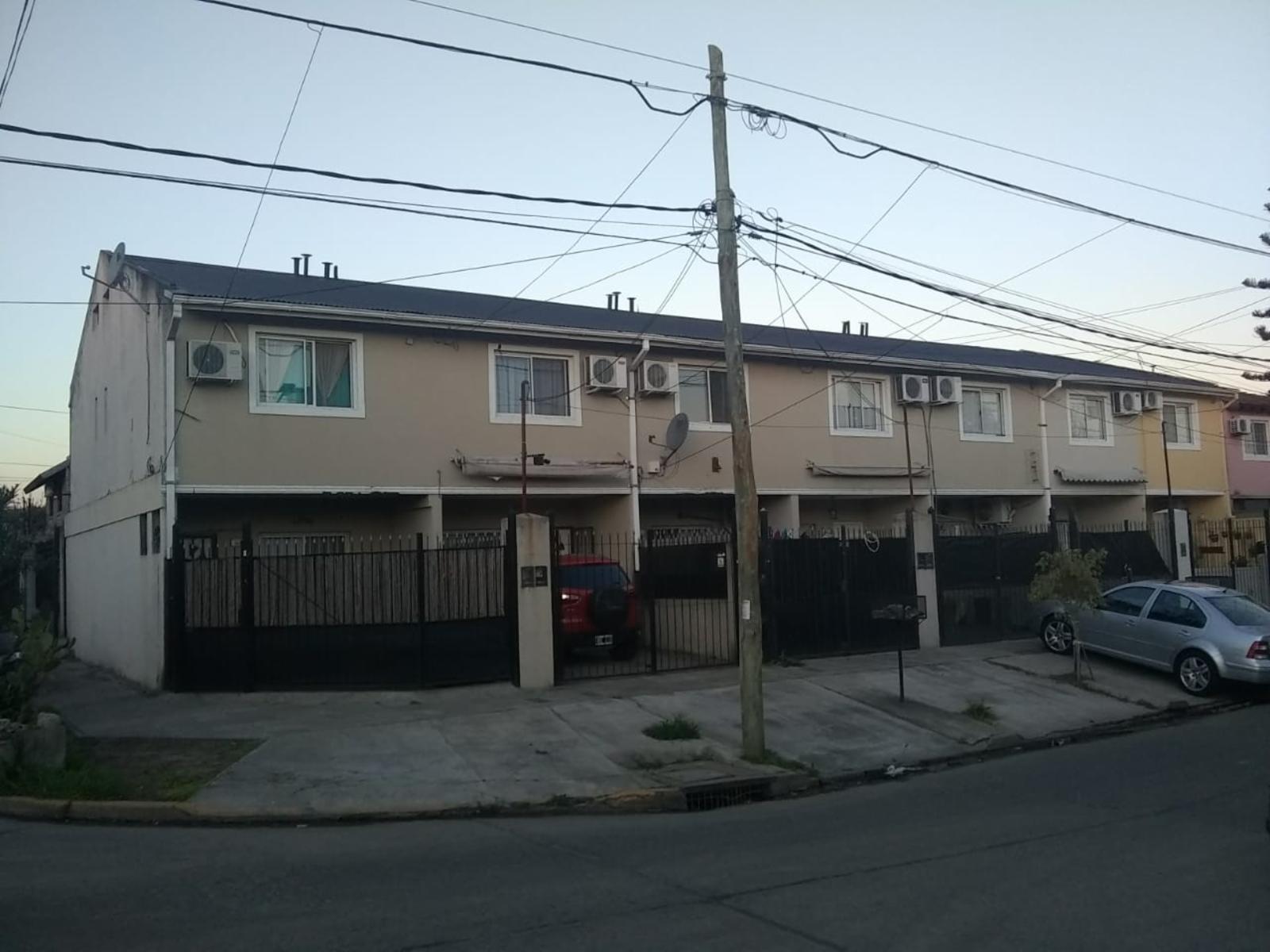 P-H EN DOS PLANTAS EN ESQUINA DE 3 AMBIENTES Y ENTRADA DE AUTO — foto 2
