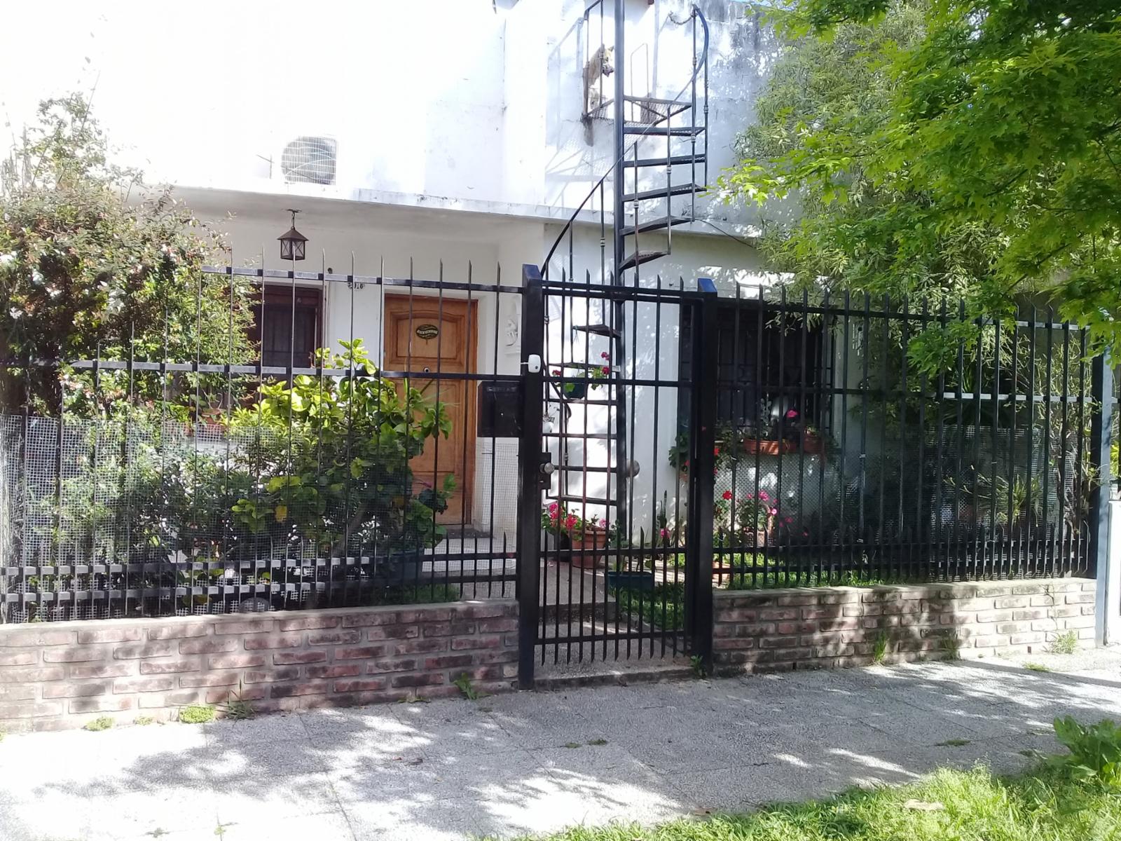 EXCELENTE CASA EN 2 PLANTAS — foto 2
