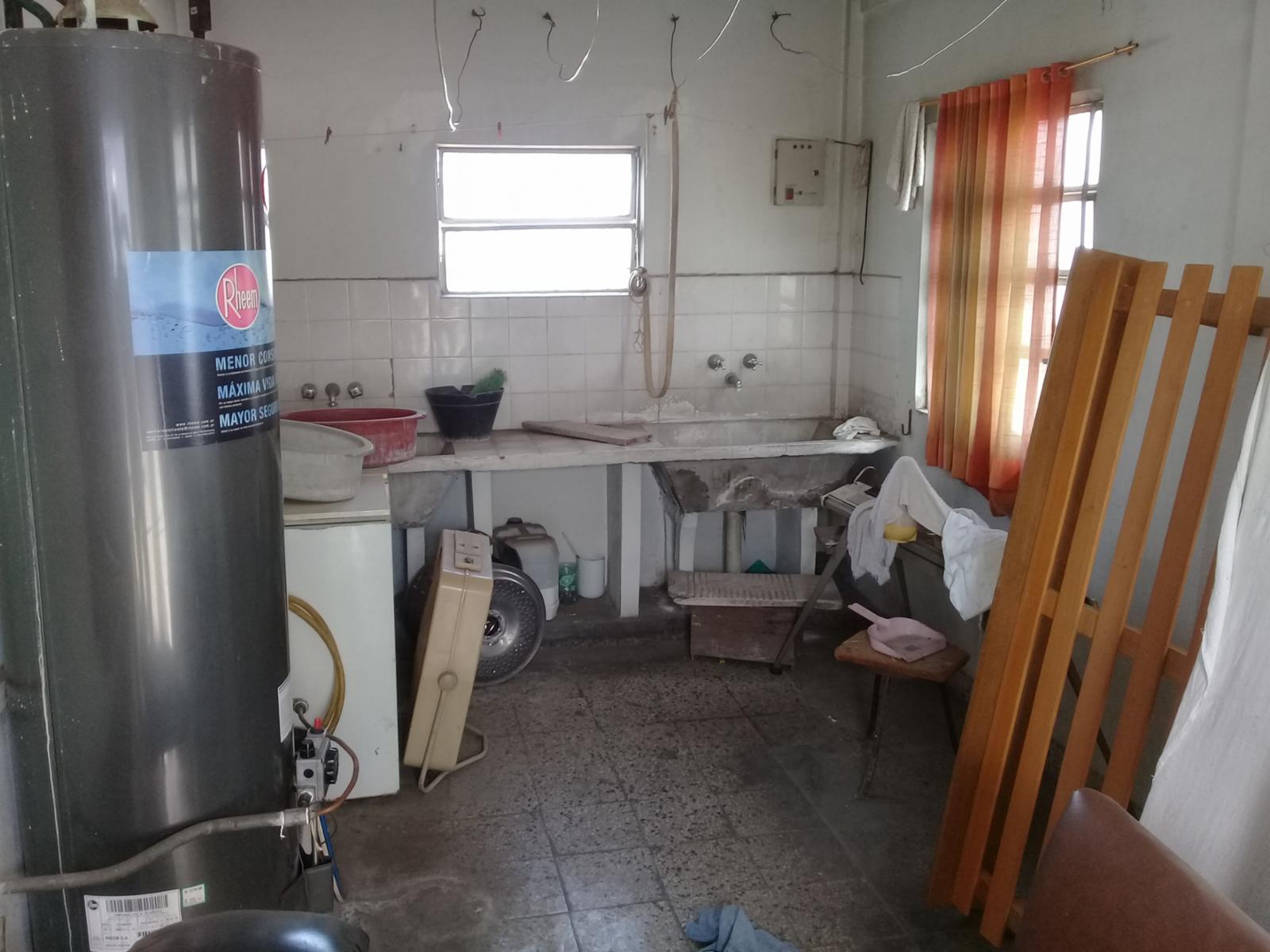 GALPON DOBLE de 250 m2 EN ESQUINA CON DEPARTAMENTOS PLANTA ALTA — foto 2