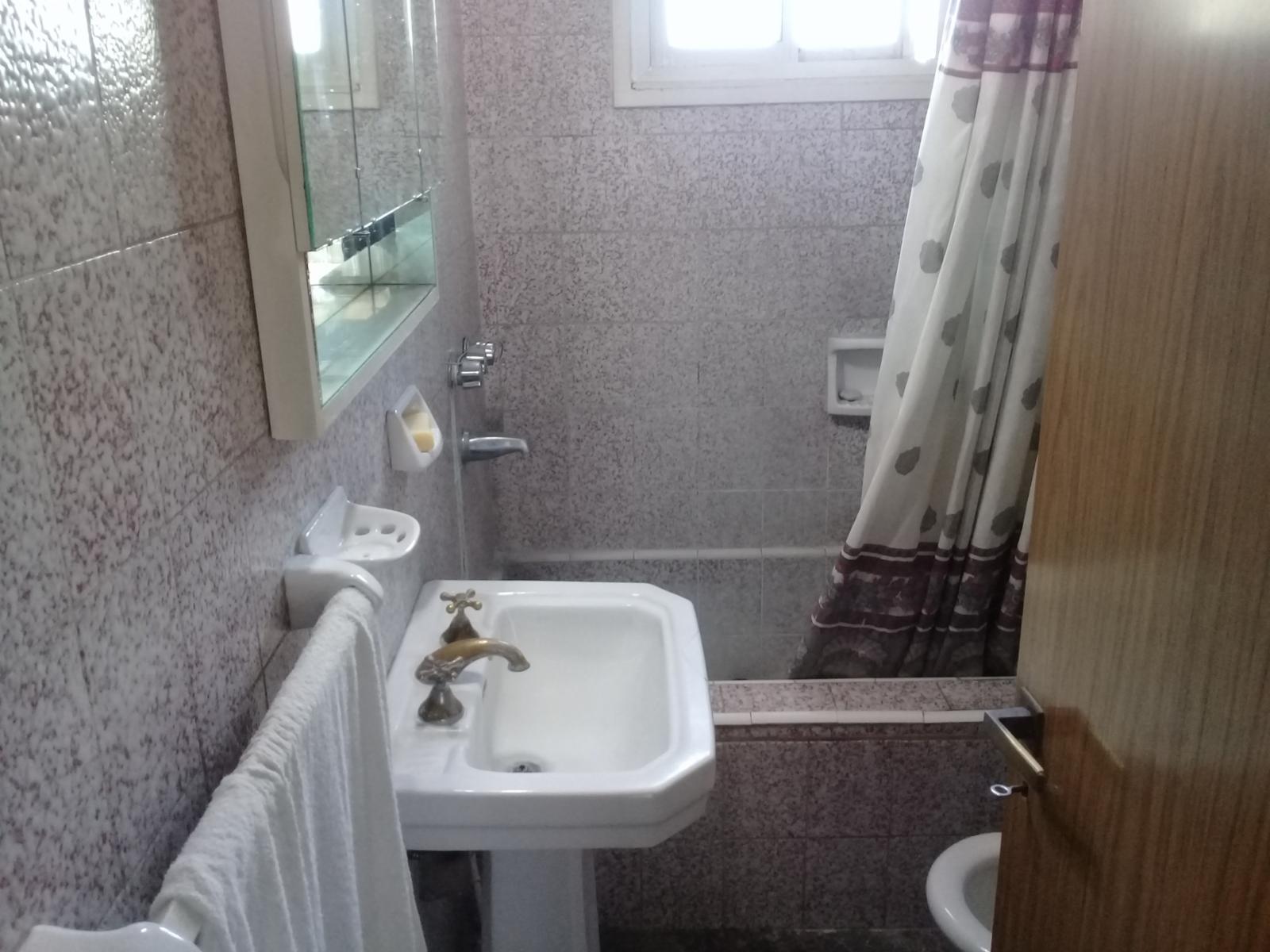 GALPON DOBLE de 250 m2 EN ESQUINA CON DEPARTAMENTOS PLANTA ALTA — foto 5