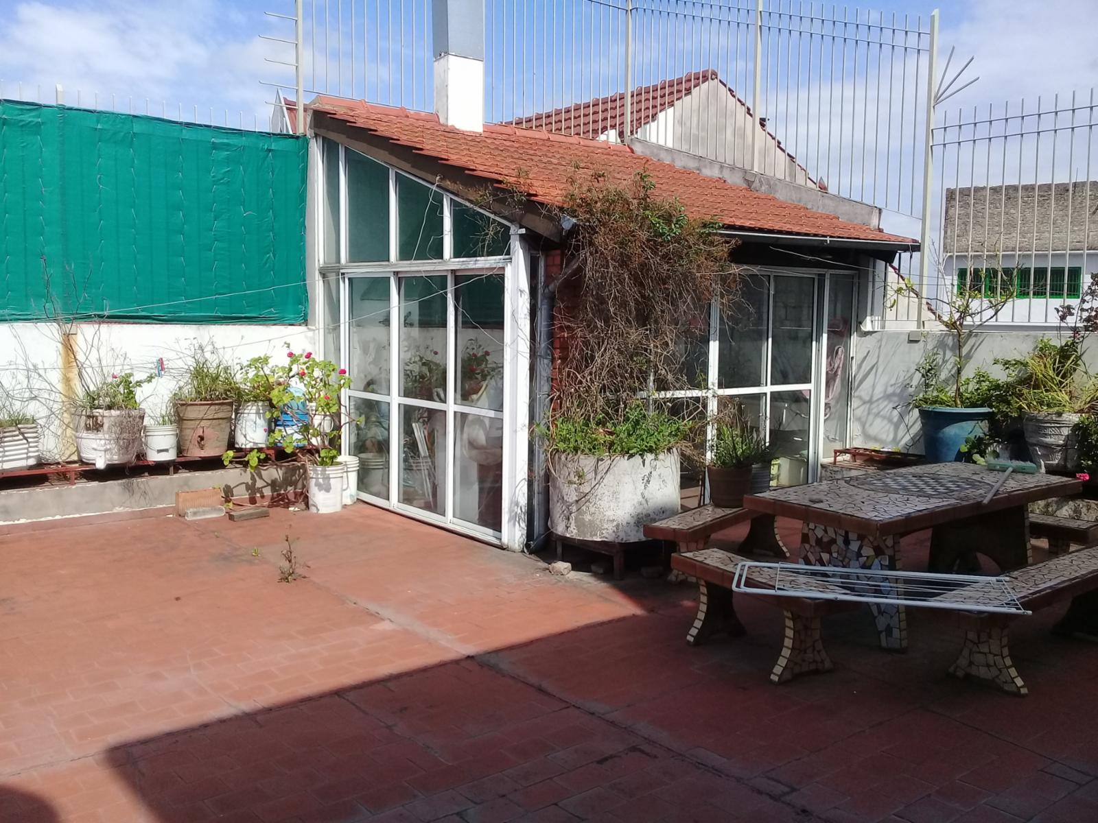 GALPON DOBLE de 250 m2 EN ESQUINA CON DEPARTAMENTOS PLANTA ALTA — foto 8