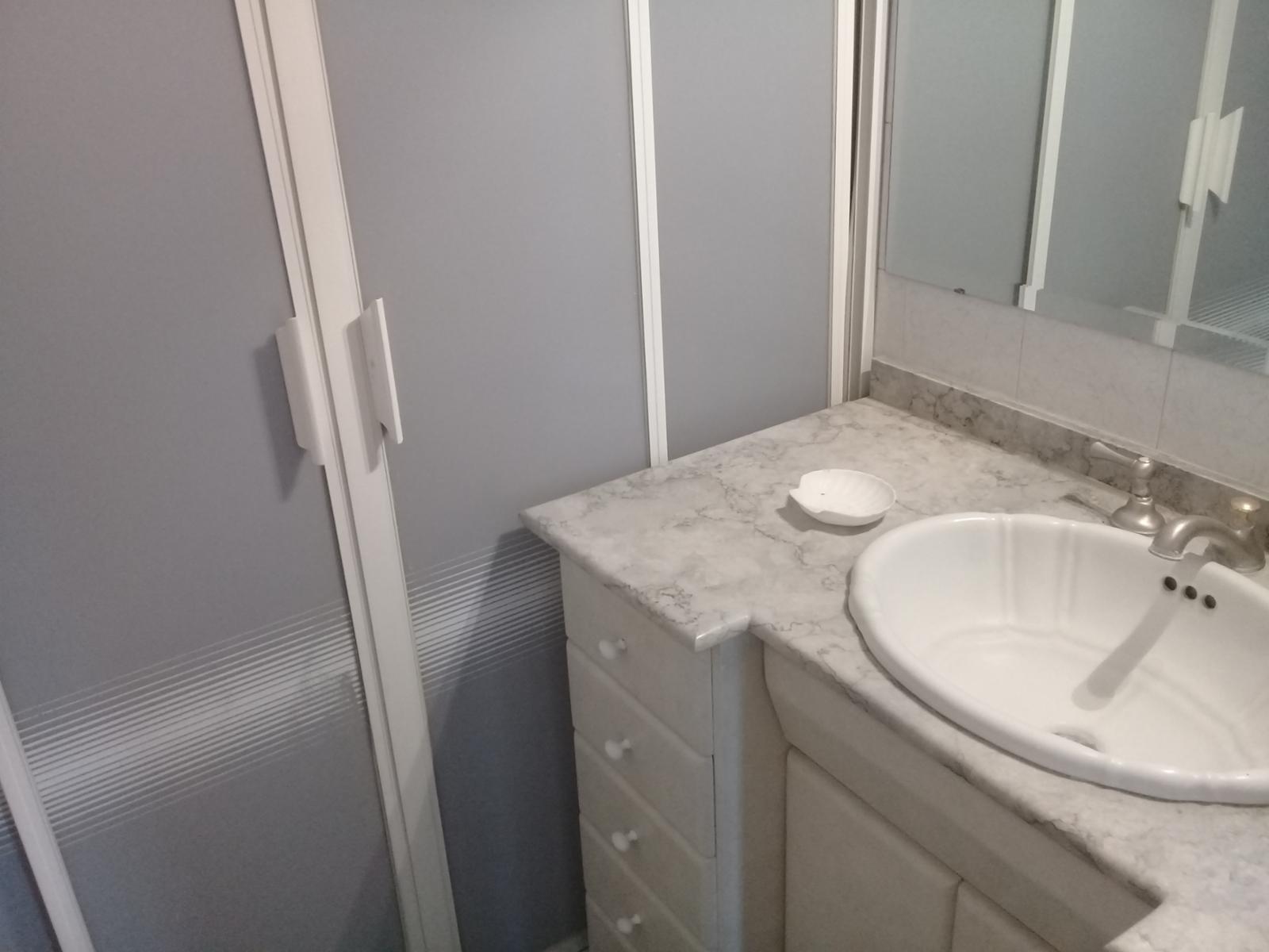 GALPON DOBLE de 250 m2 EN ESQUINA CON DEPARTAMENTOS PLANTA ALTA — foto 13