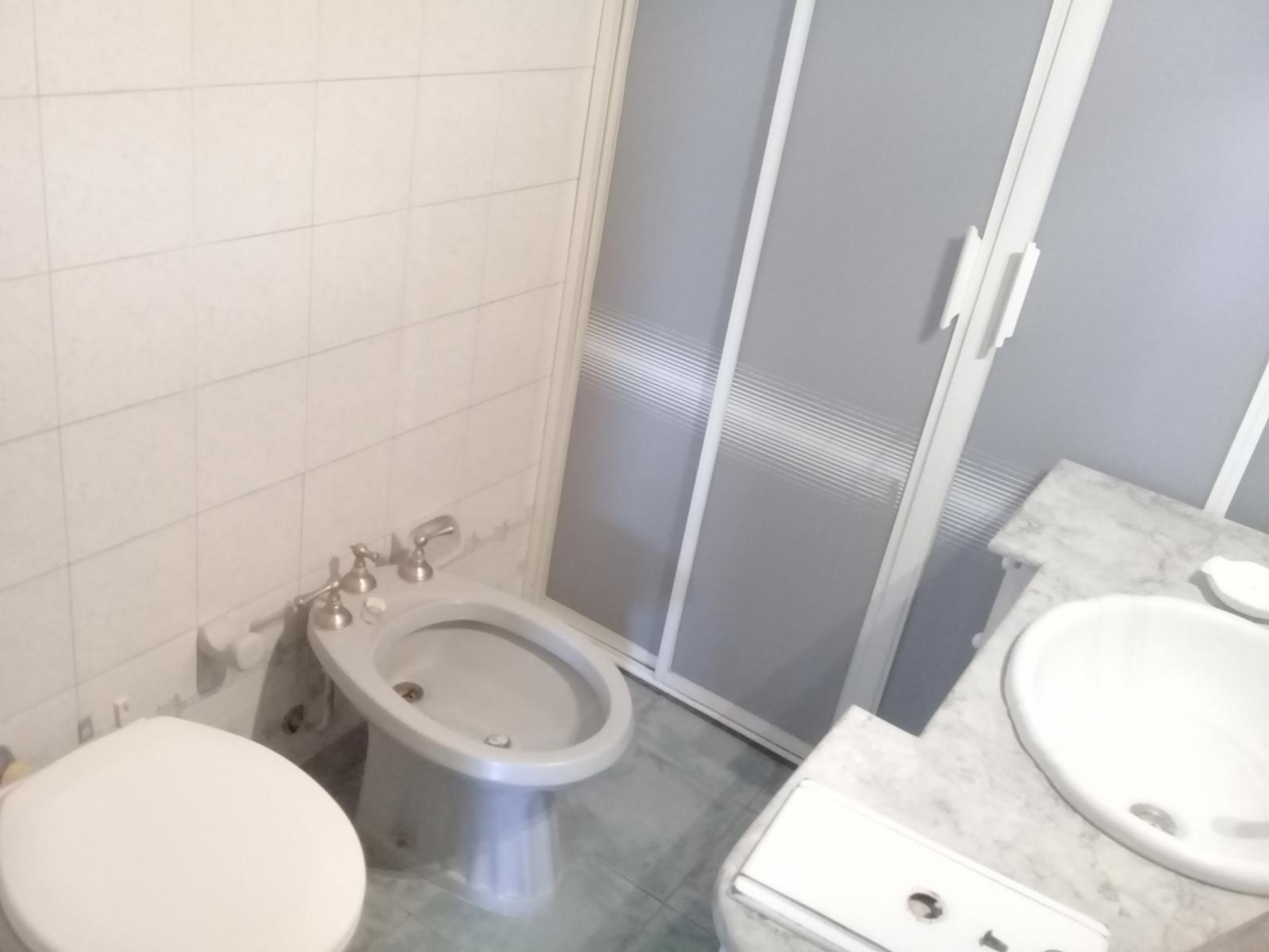 GALPON DOBLE de 250 m2 EN ESQUINA CON DEPARTAMENTOS PLANTA ALTA — foto 14