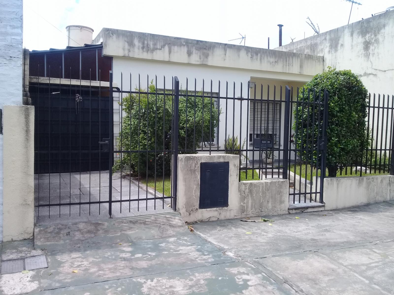 CASA AMERICANA DE 4 AMBIENTES CON GARAGE Y DEPOSITOS. — foto 2