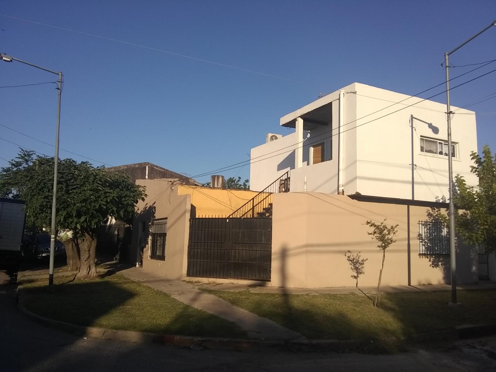 PROPIEDAD MULTIFAMILIAR EN 2 PLANTAS Y CASA LATERAL. — foto 2