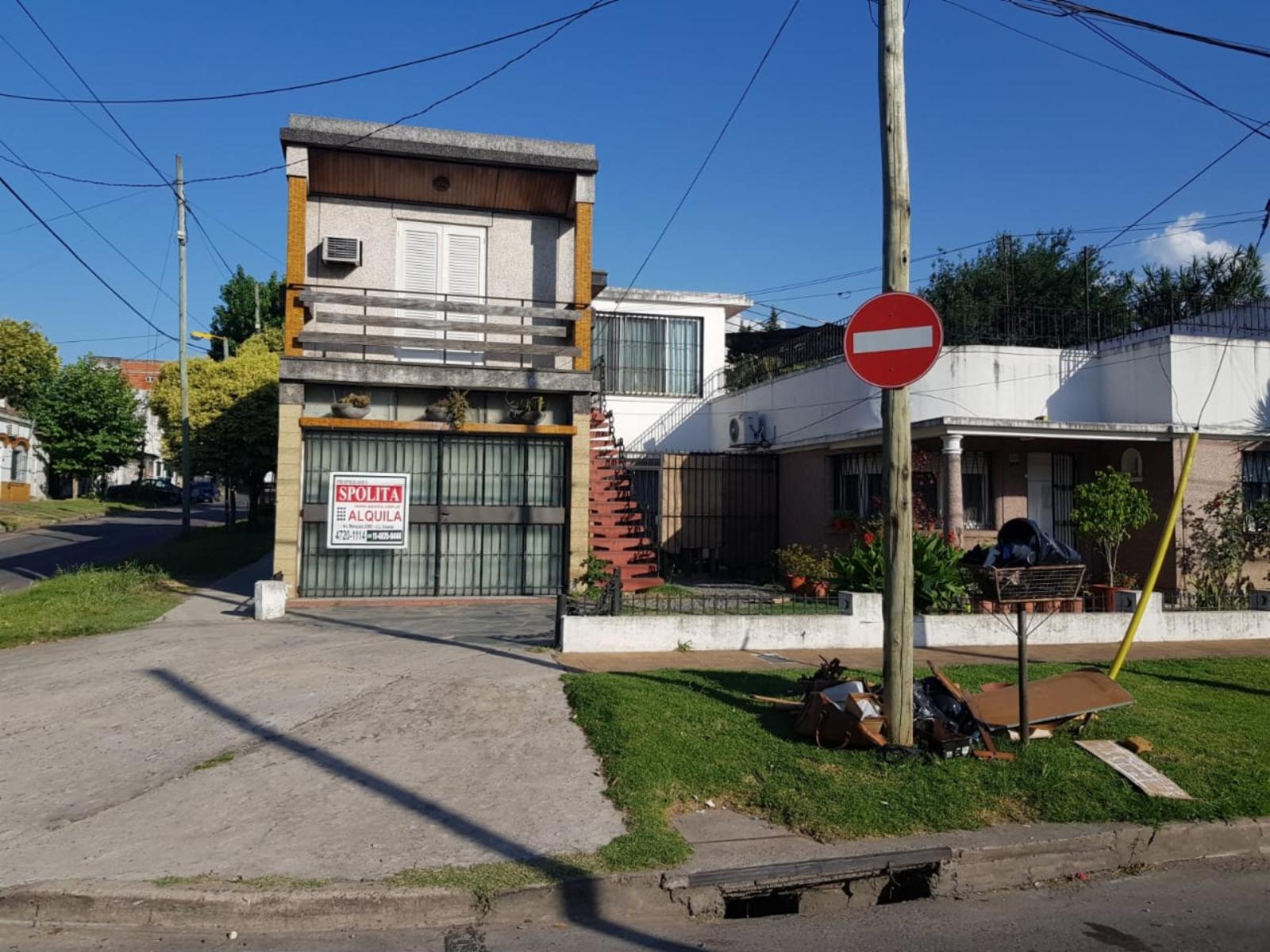 EXCELENTE PH DE 3 AMBIENTES A UNA CUADRA DE AV MARQUEZ