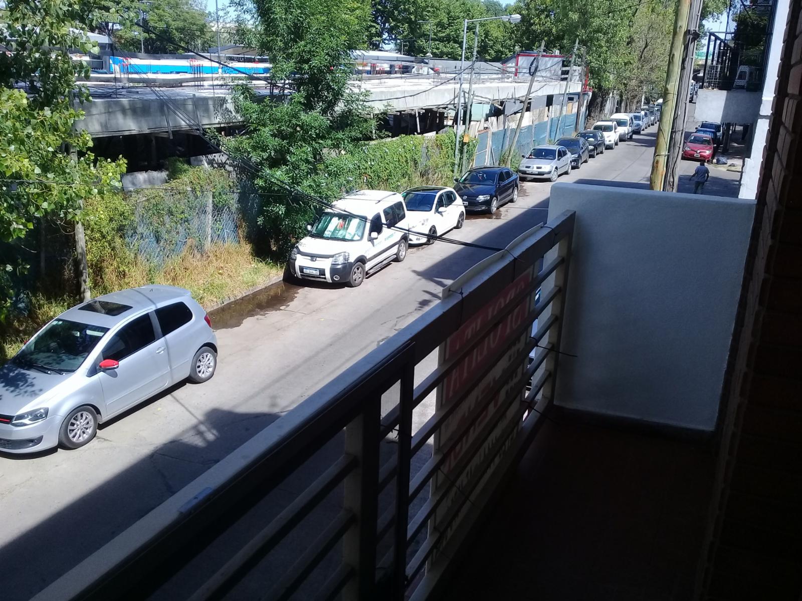 EXCELENTE DEPARTAMENTO FRENTE A ESTACION SUAREZ.