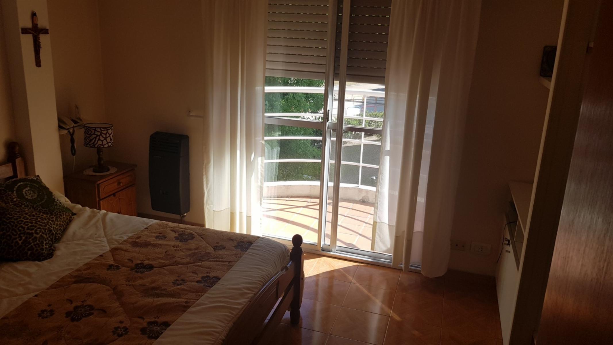 Excelente departamento 3 amb a la venta en villa ballestera mts del centro comercial y frente a plaza roca