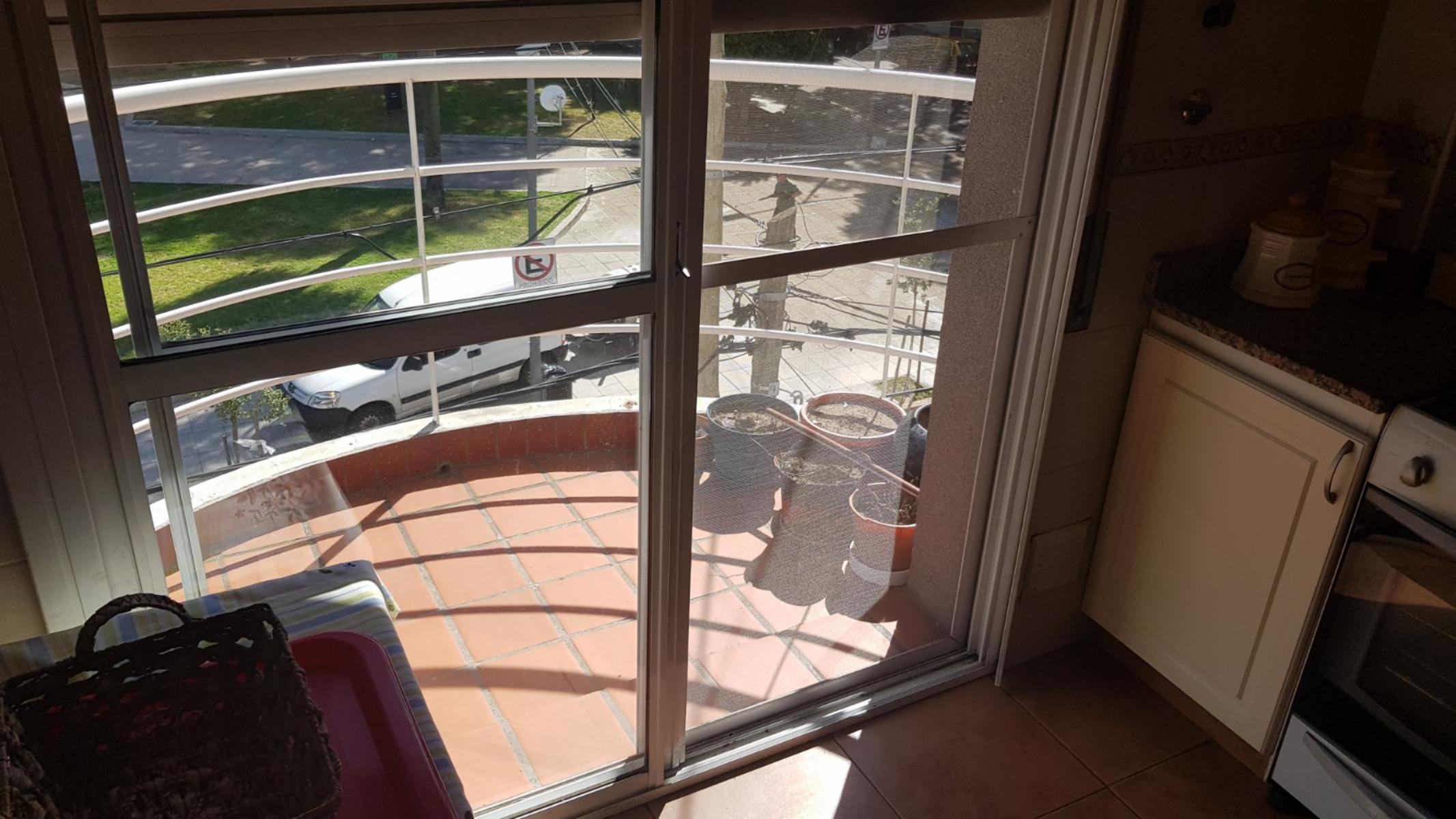 Excelente departamento 3 amb a la venta en villa ballestera mts del centro comercial y frente a plaza roca — foto 3