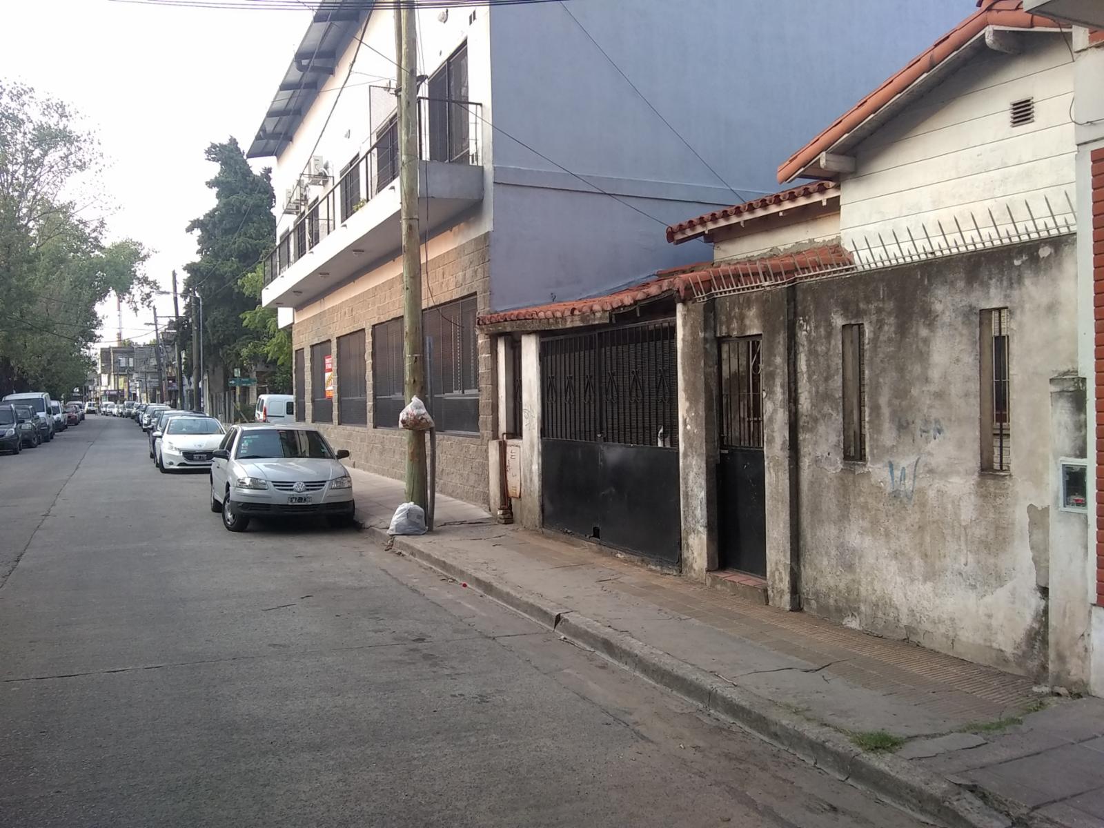 Propiedad en lote propio en excelente ubicación a mts de la estación Jose León Suarez